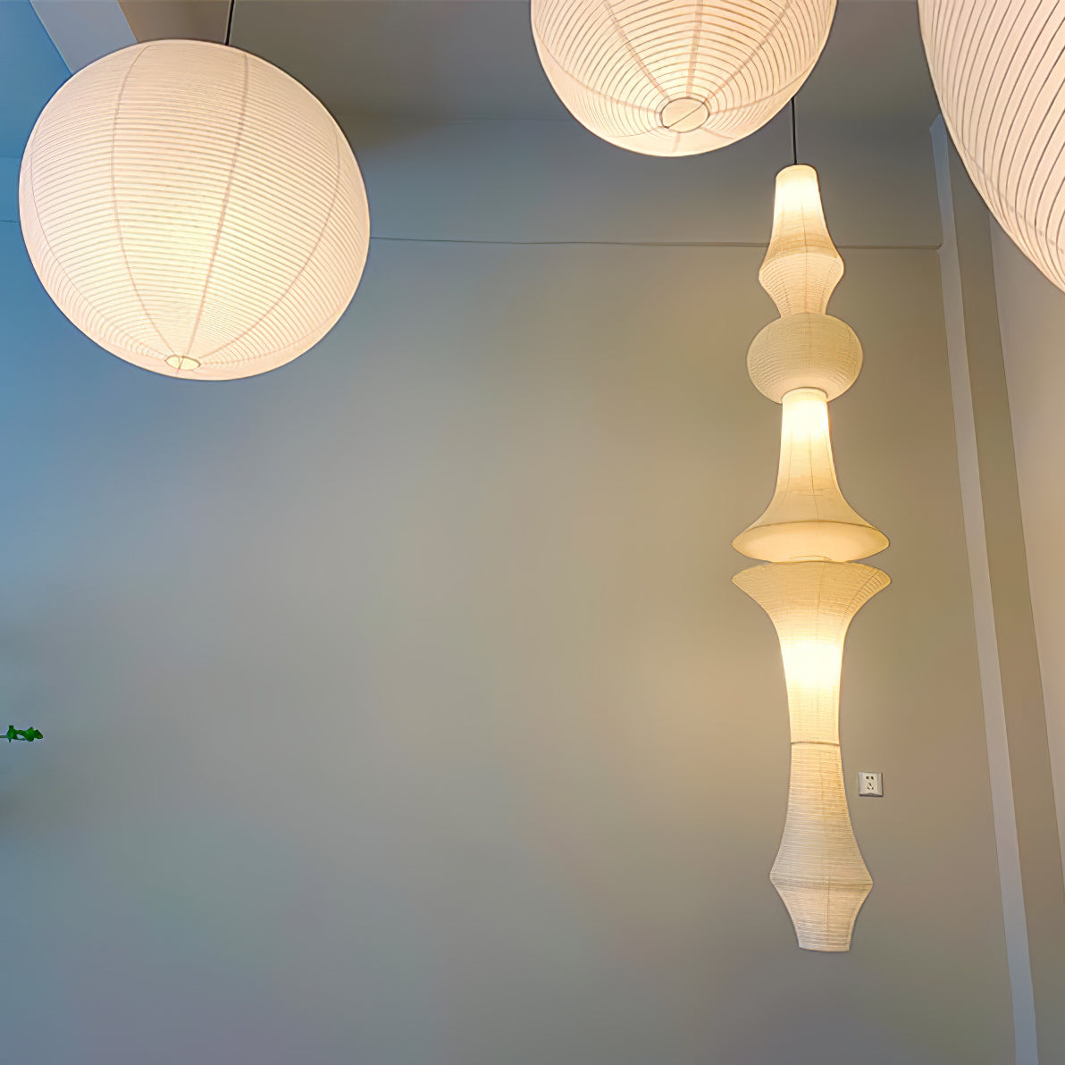 Faye Suspension Sculpturale Verticale en Papier