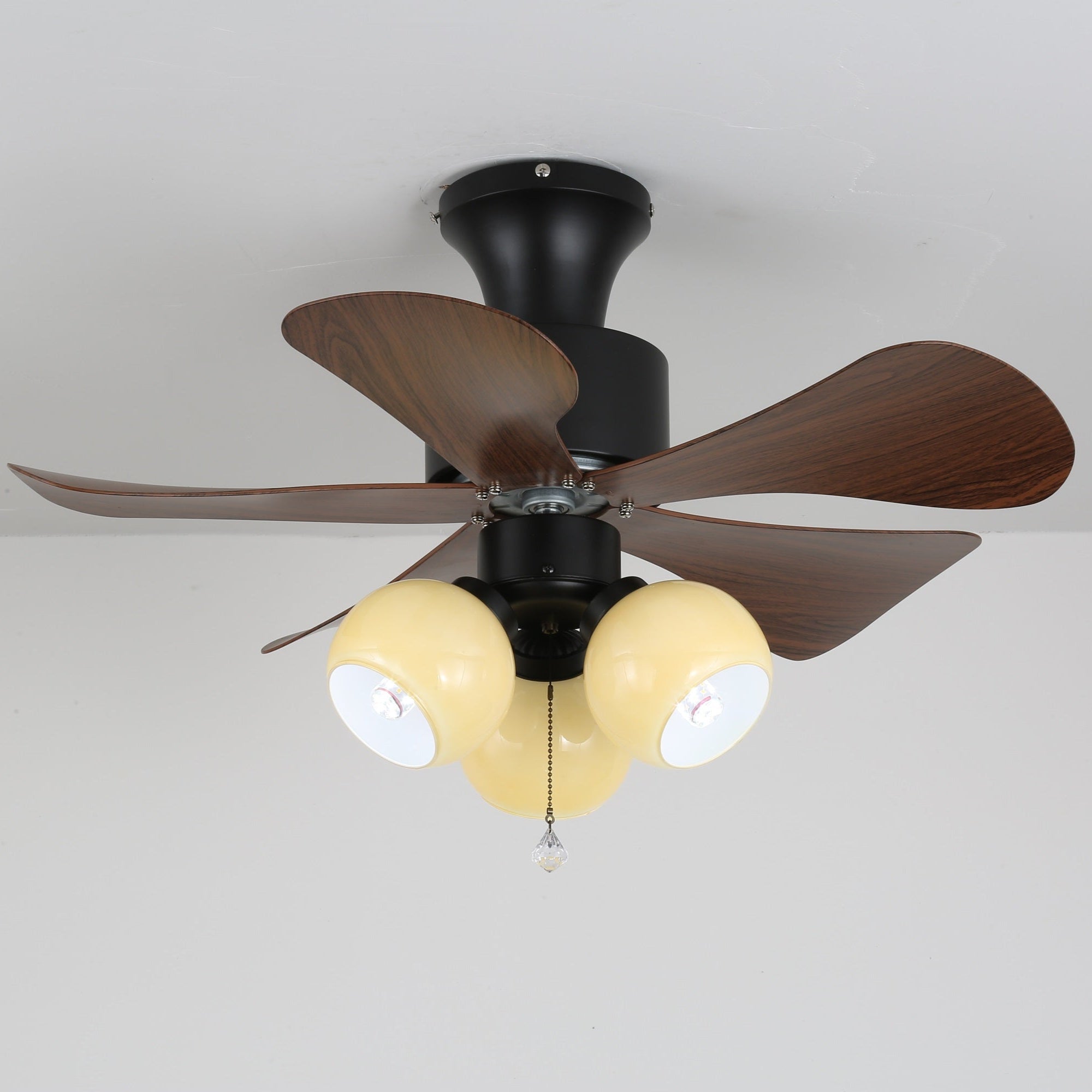 Gros plan des pales et de l'abat-jour en verre du Plafonnier Ventilateur Lunara en Bois Vintage