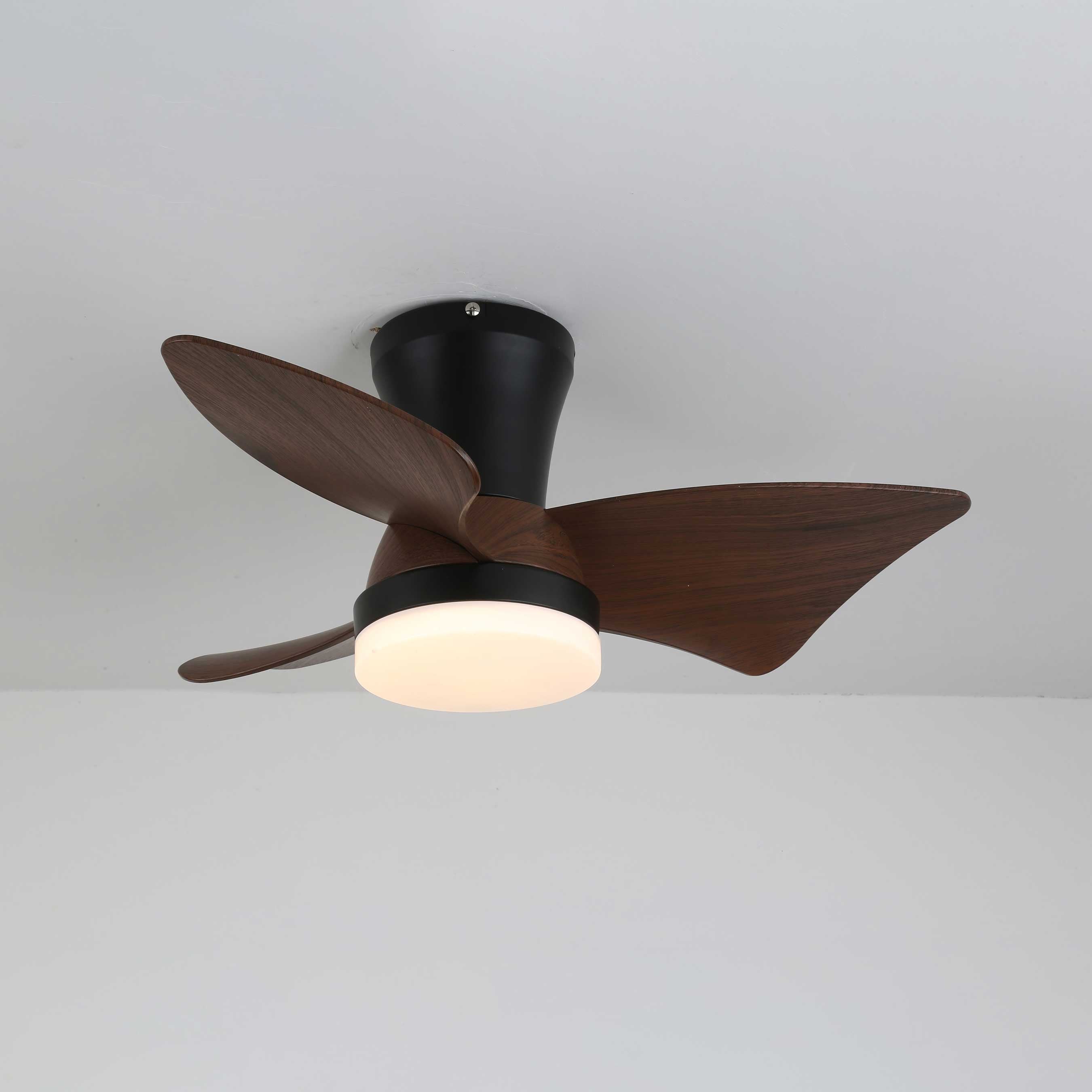 Gros plan des pales du ventilateur de plafond moderne en bois Caspian