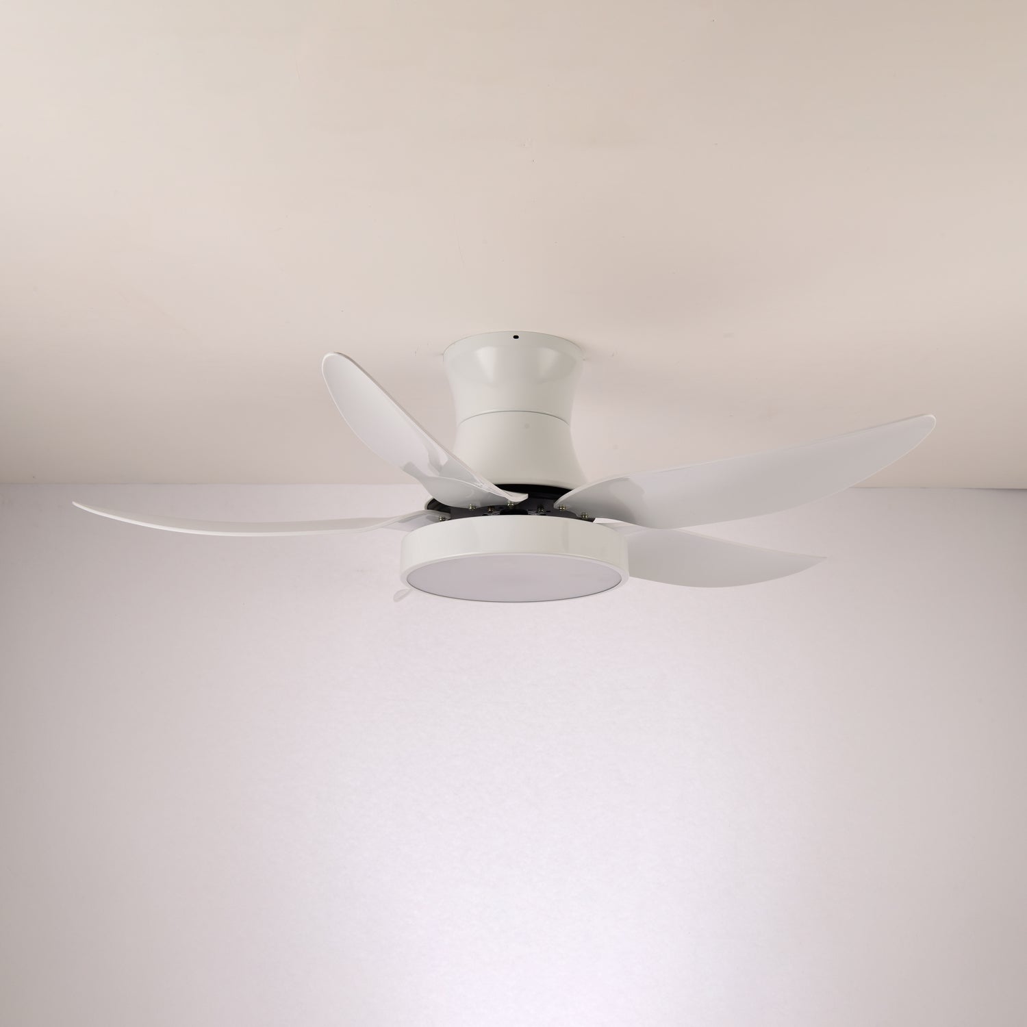 Plafonnier ventilateur Jada noir moderne avec le détail de son abat-jour en acrylique