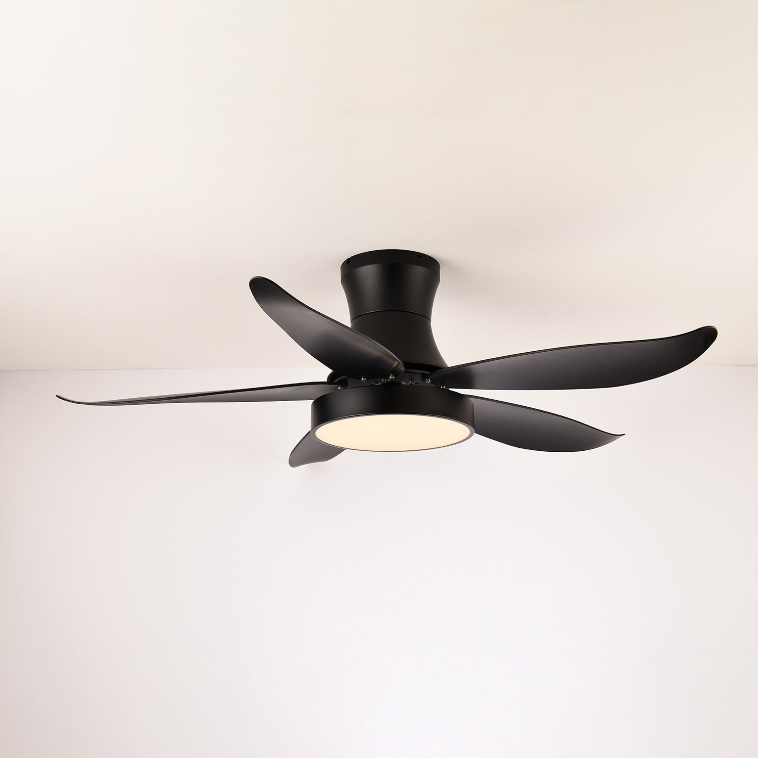 Gros plan sur le cadre métallique et les pales en plastique du plafonnier ventilateur Jada noir