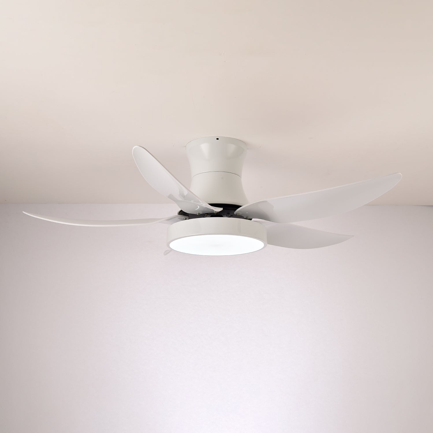 Plafonnier ventilateur Jada noir moderne présentant ses pales en mouvement