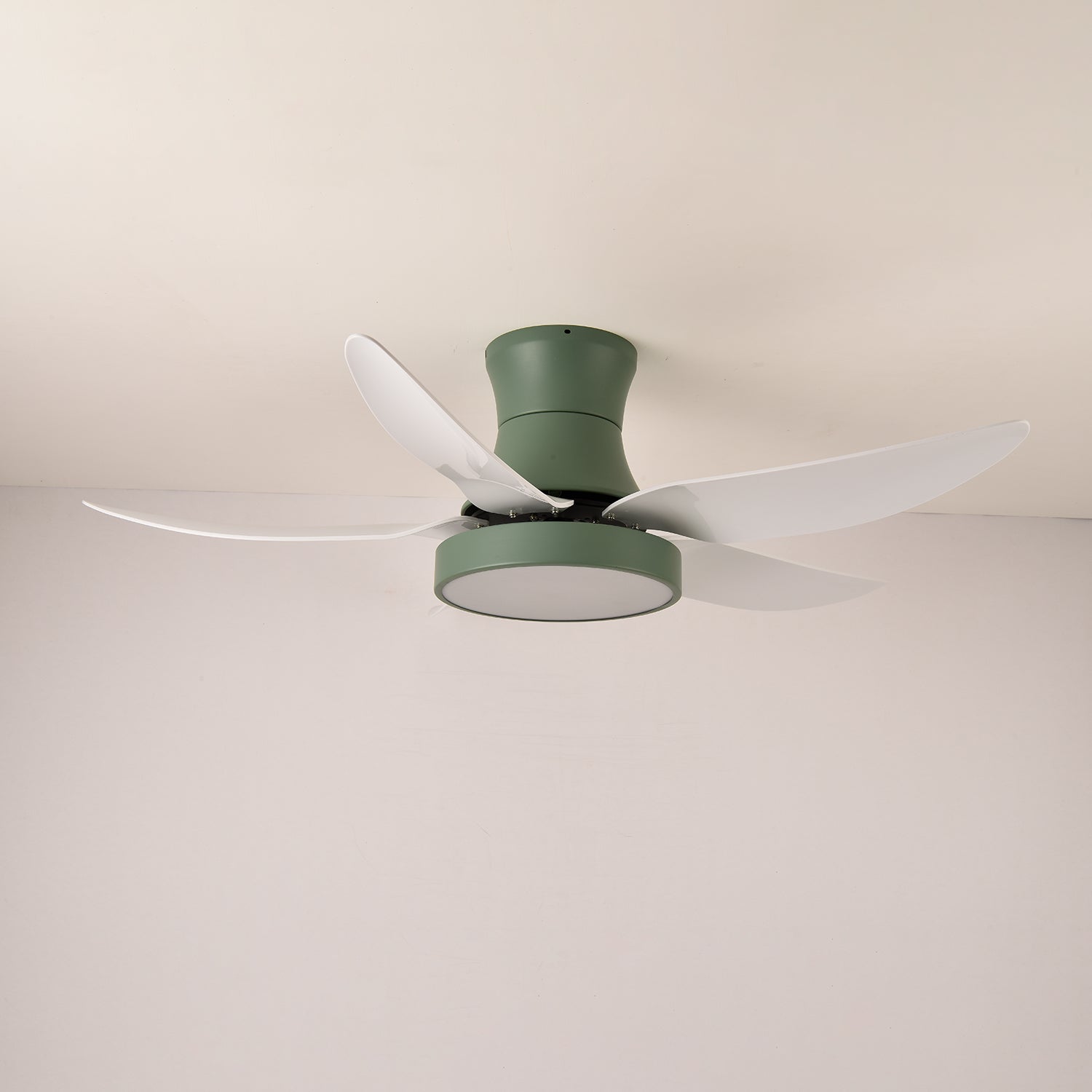 Plafonnier ventilateur Jada noir moderne installé sur un plafond blanc