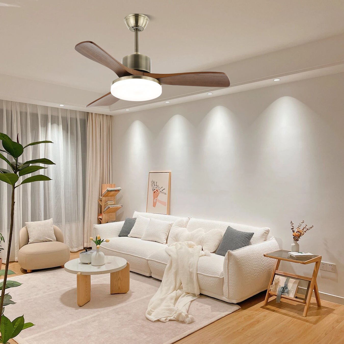 Vue latérale du ventilateur de plafond lumineux Ventio, mettant en valeur les pales en bois.