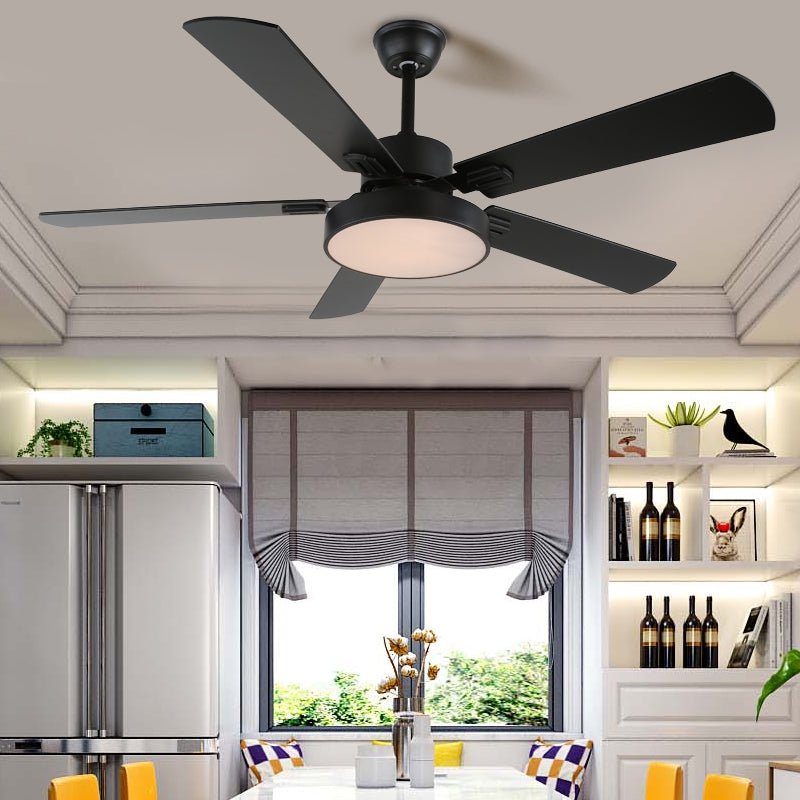 Gros plan sur les pales couleur bois et l'abat-jour en acrylique du ventilateur lumineux