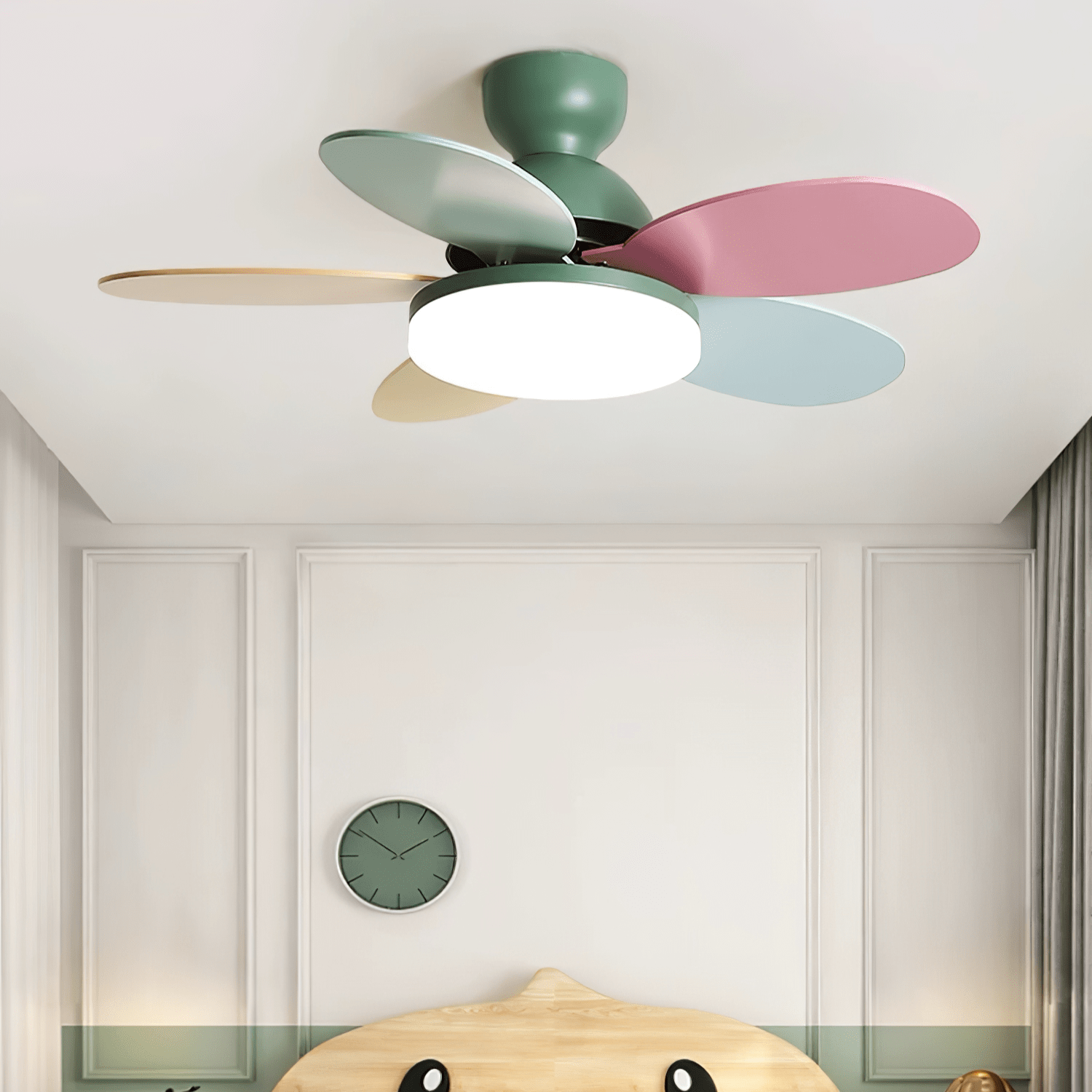 Plafonnier ventilateur Liora en verre coloré pour enfants, offrant du confort