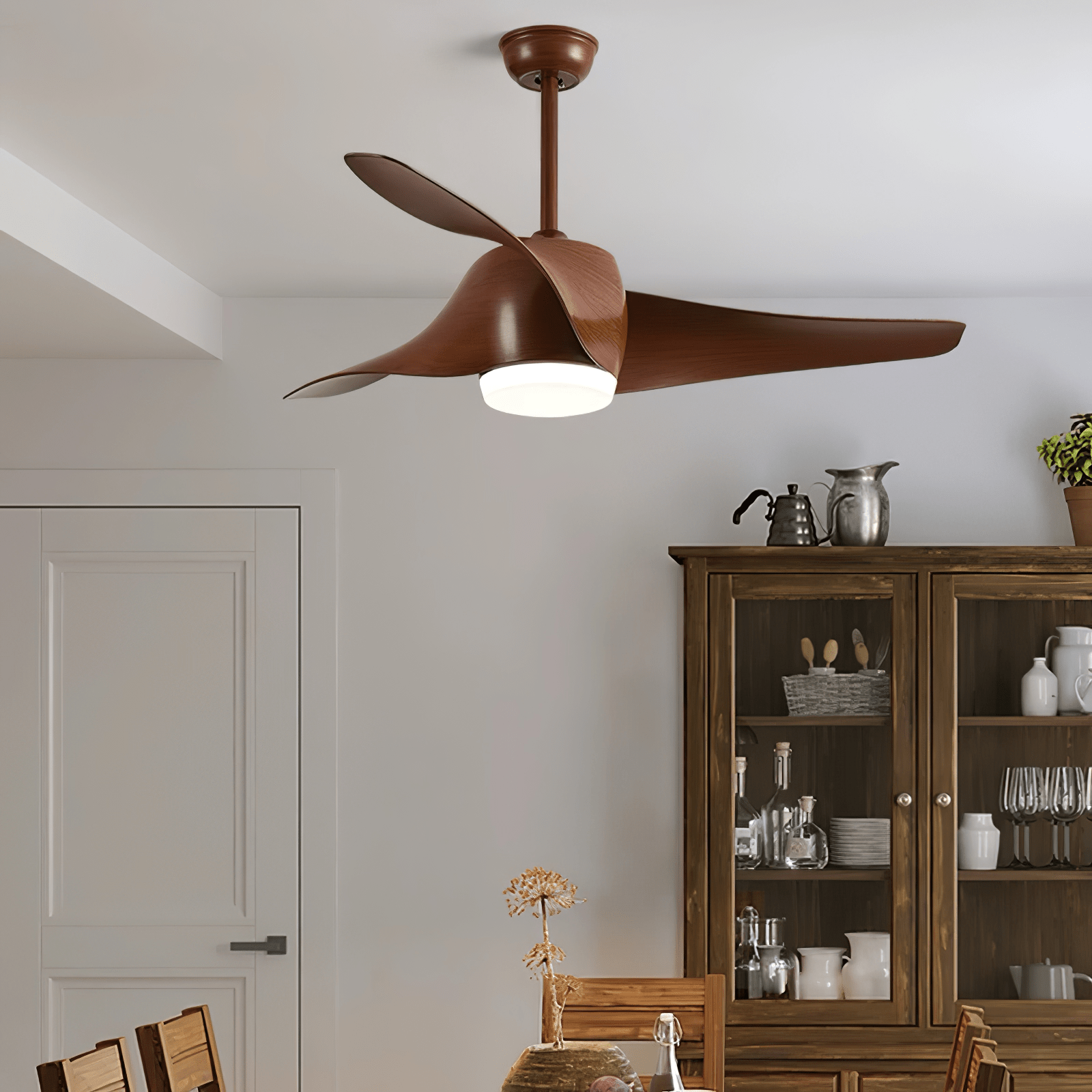 Ventilateur de plafond Umber présentant son abat-jour en acrylique