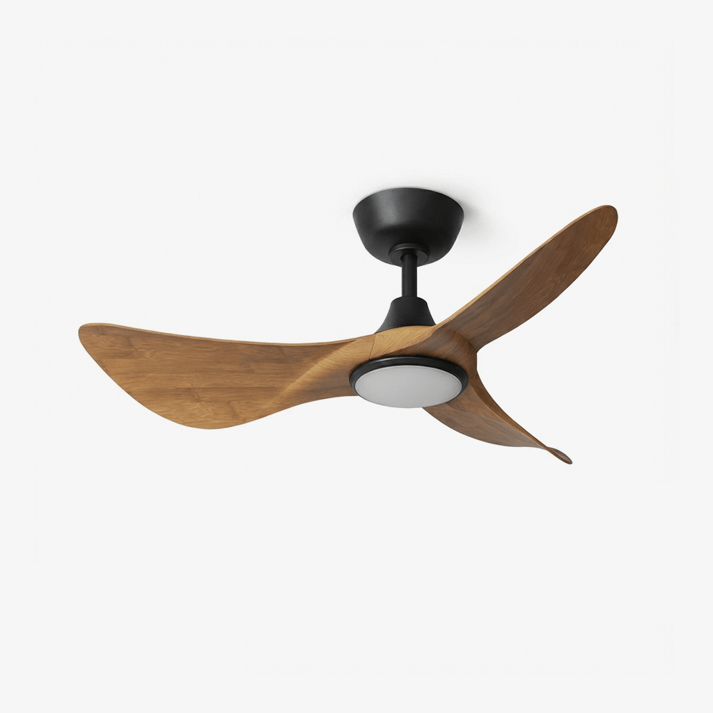Ventilateur de plafond Finn en bois sculpté avec lumière et pales en bois