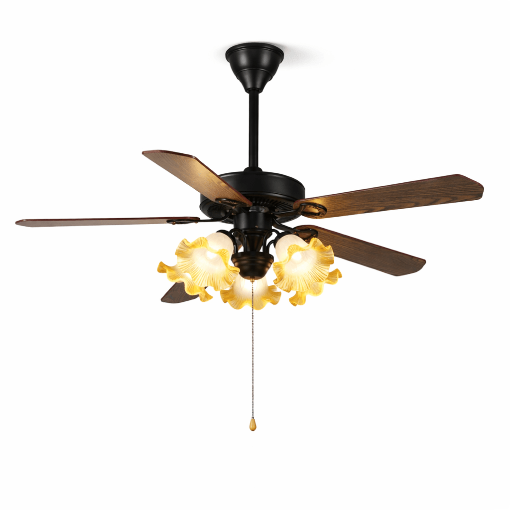 Gros plan du ventilateur de plafond vintage Theodore avec lumière, montrant le cadre métallique, les pales en ABS et l'abat-jour en verre