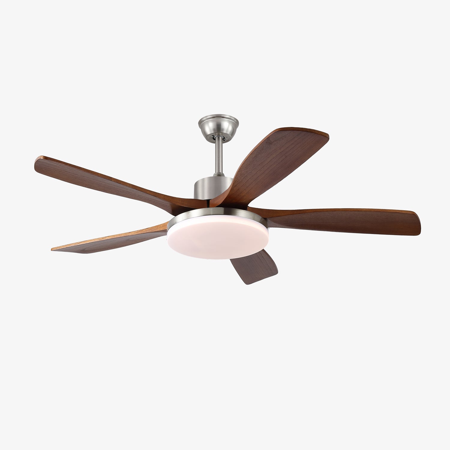 Plafonnier ventilateur moderne Orvian en bois sous un angle différent.