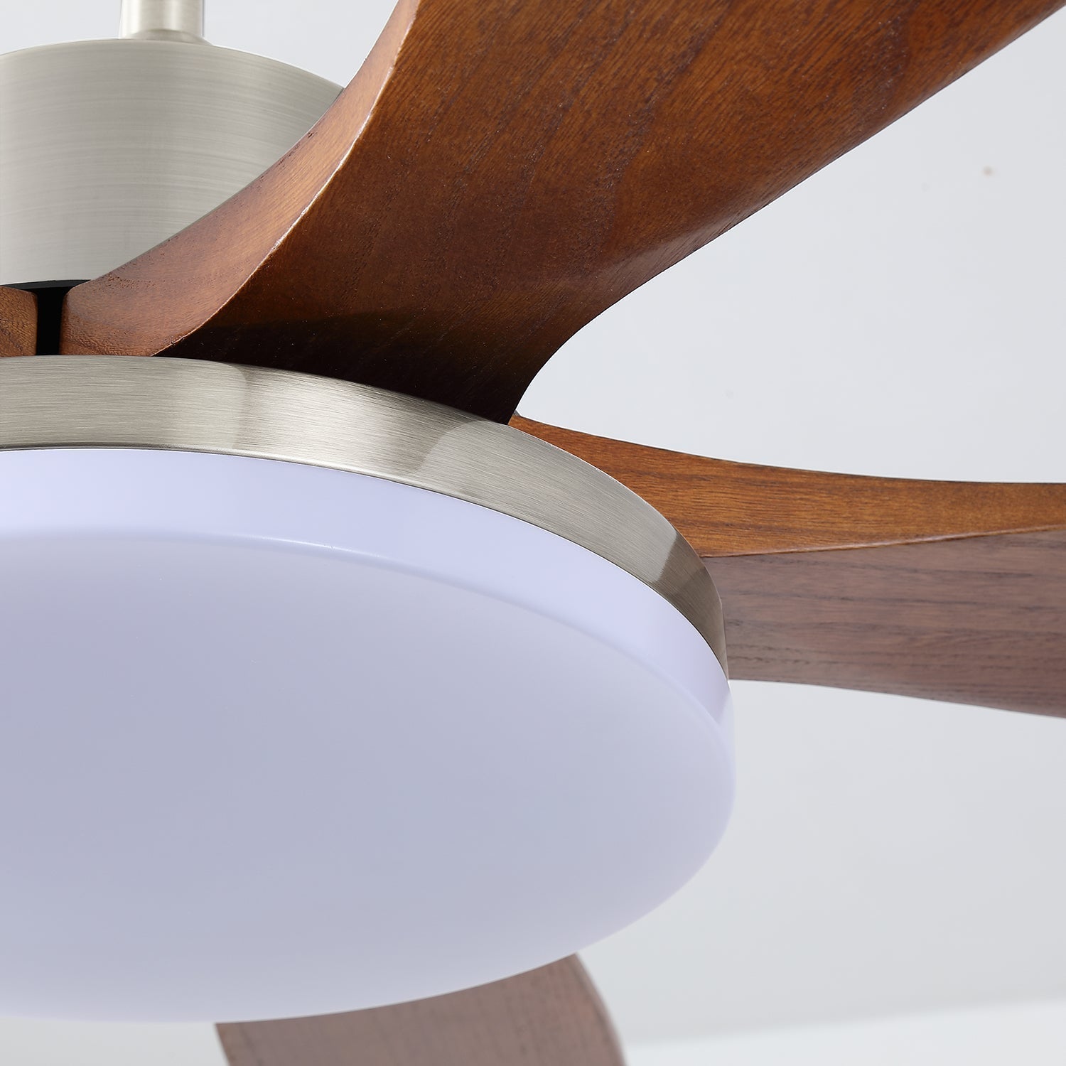 Gros plan sur les pales en bois et la LED intégrée du plafonnier ventilateur Orvian.