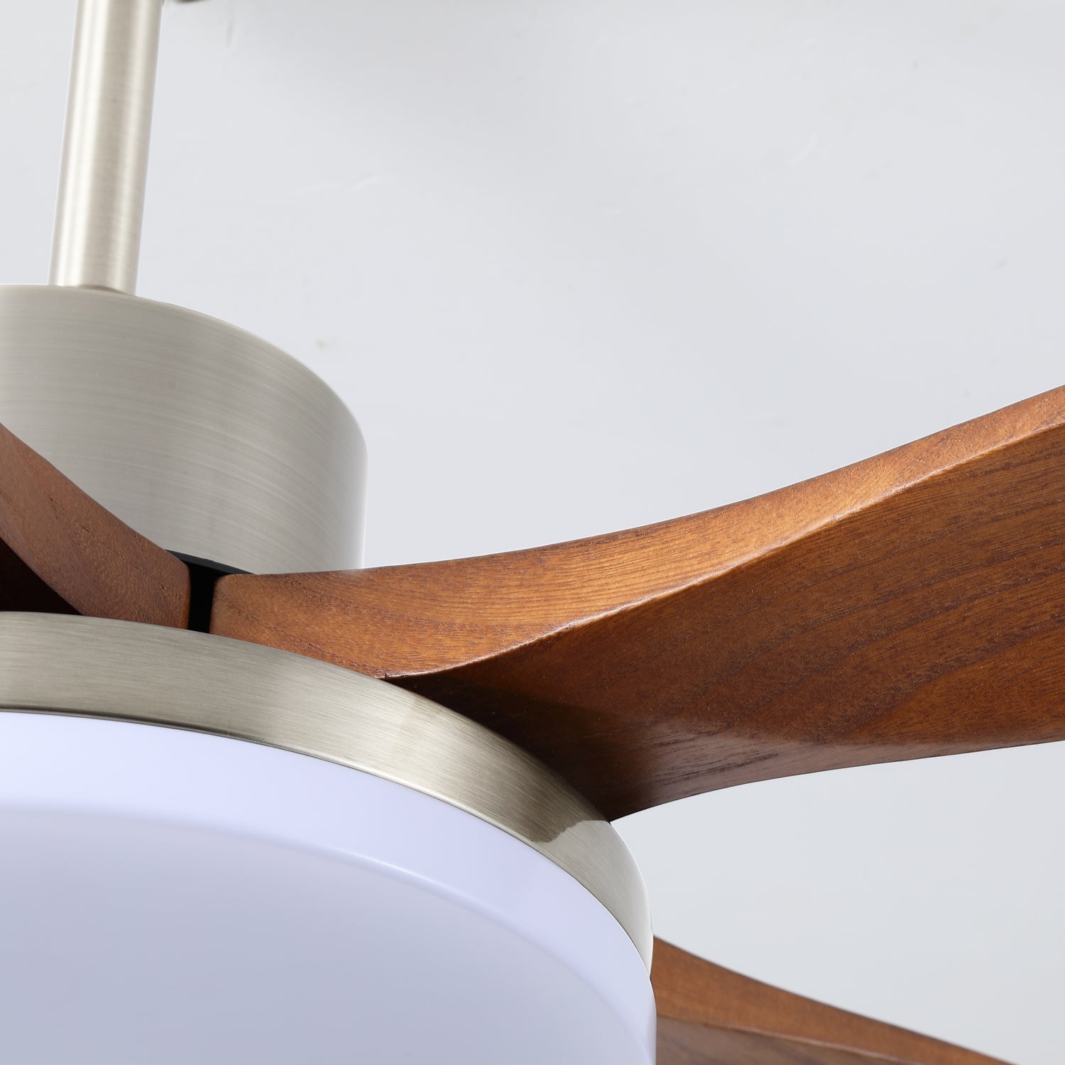 Plafonnier ventilateur moderne Orvian en bois dans un espace de vie contemporain.