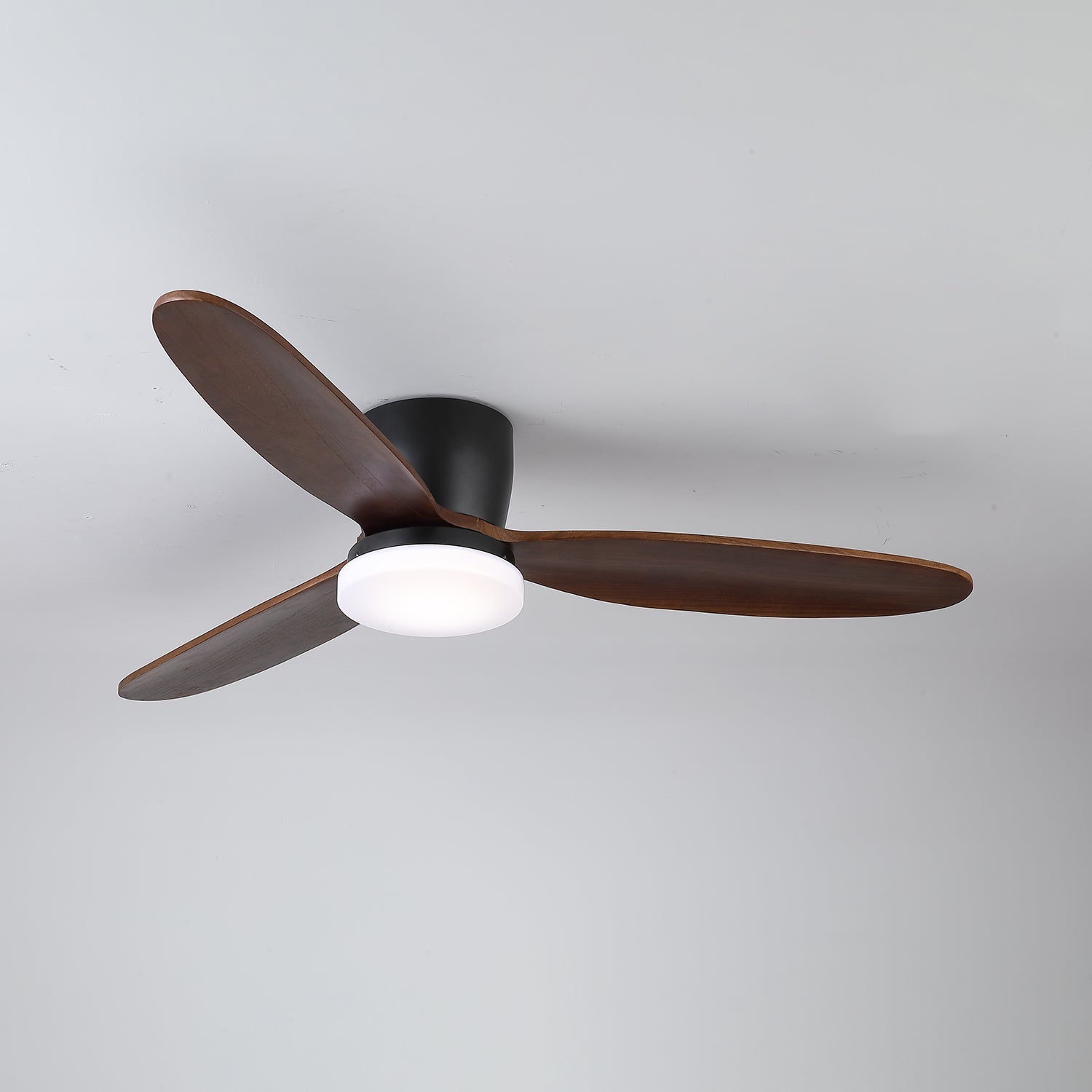 Plafonnier ventilateur Athyrs éclairant un espace intérieur