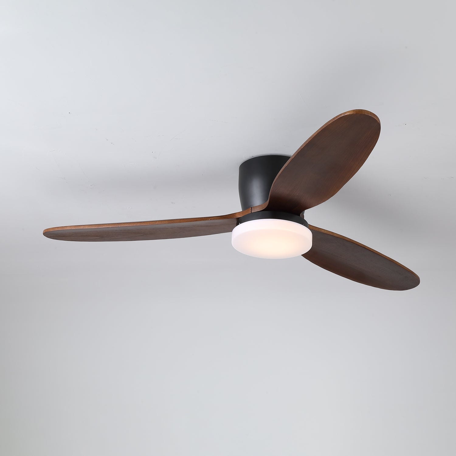 Plafonnier ventilateur Athyrs avec pales en bois et abat-jour en PVC blanc