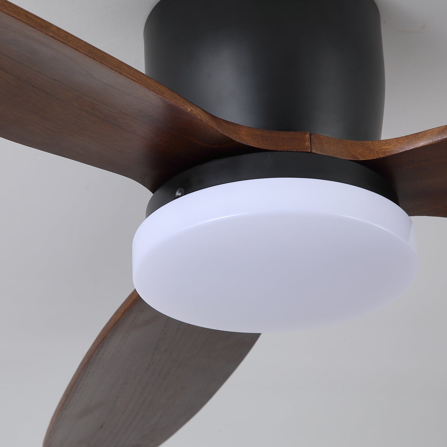 Plafonnier ventilateur Athyrs avec pales en mouvement