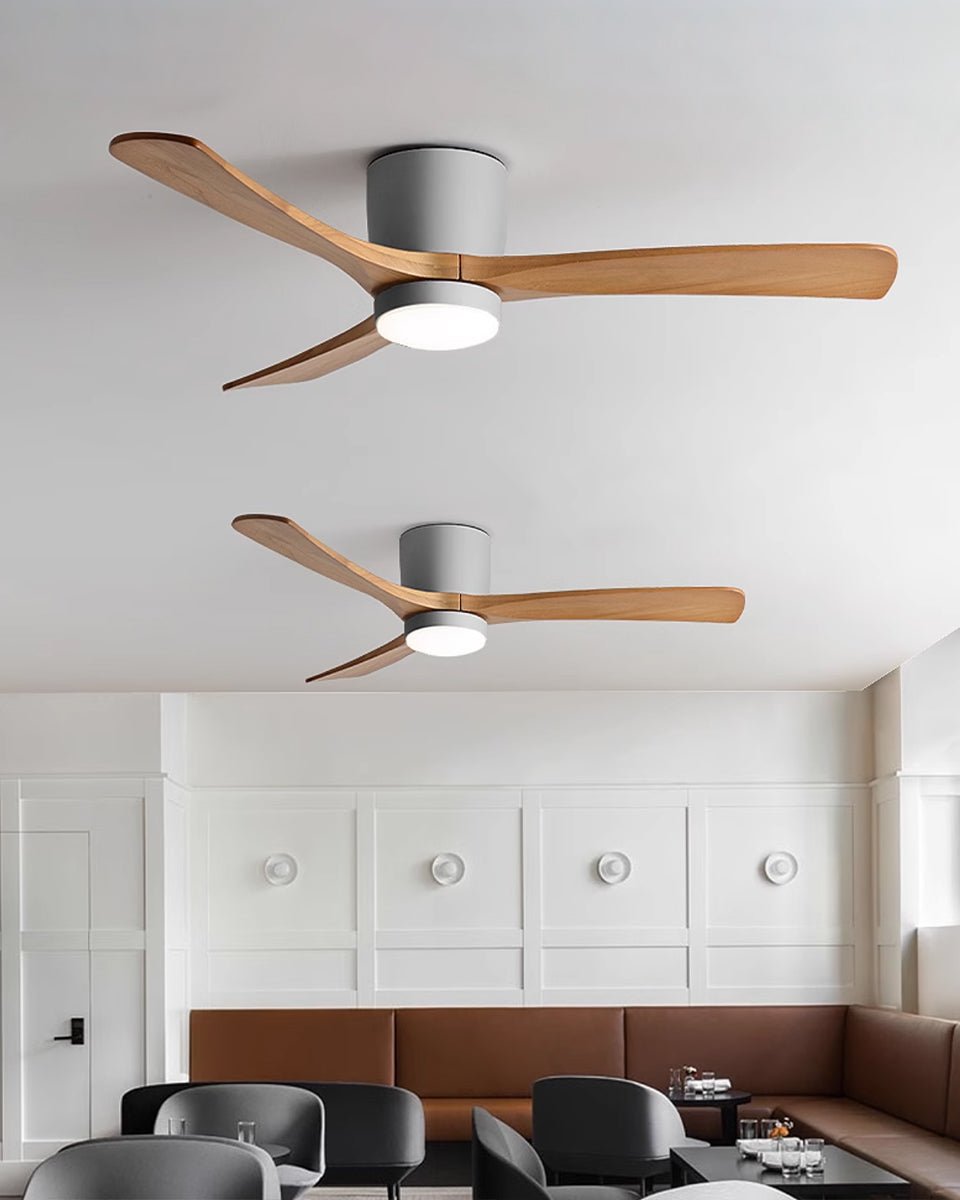 Vue rapprochée des pales en bois de sycomore du ventilateur de plafond nordique Ezra.