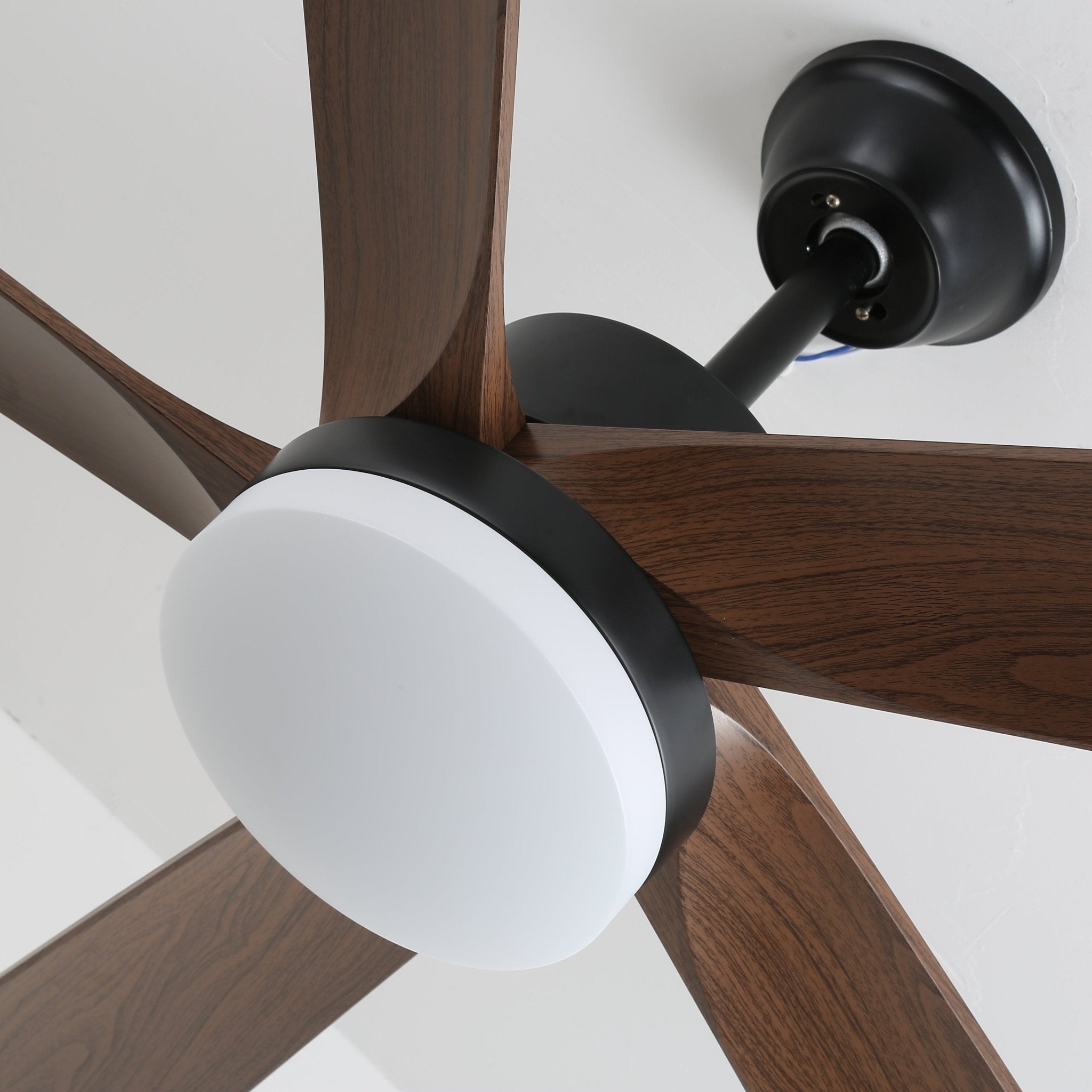 Plafonnier ventilateur moderne en bois Eryndor dans une chambre contemporaine