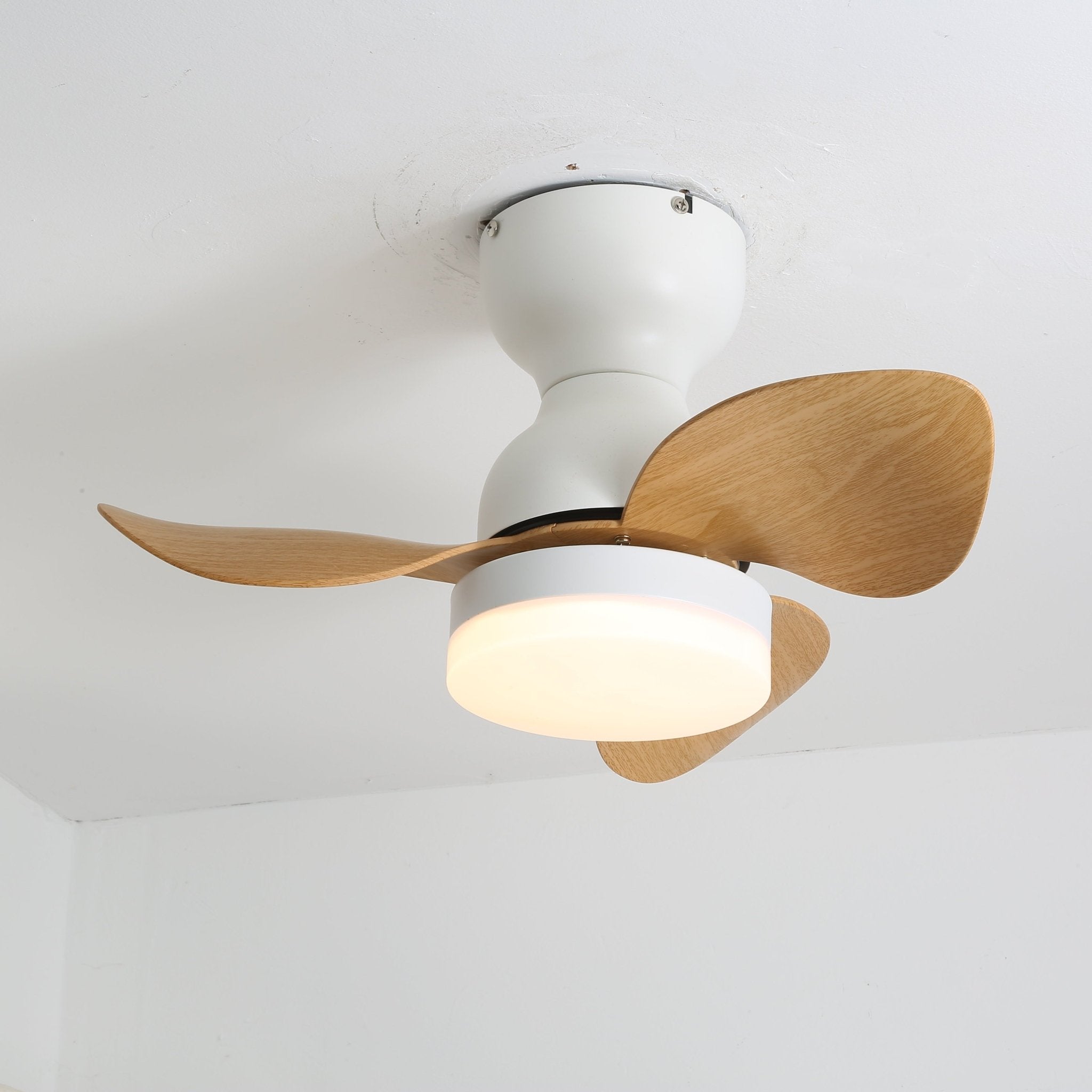 Plafonnier ventilateur Silas montrant le contrôle du ventilateur à 6 vitesses