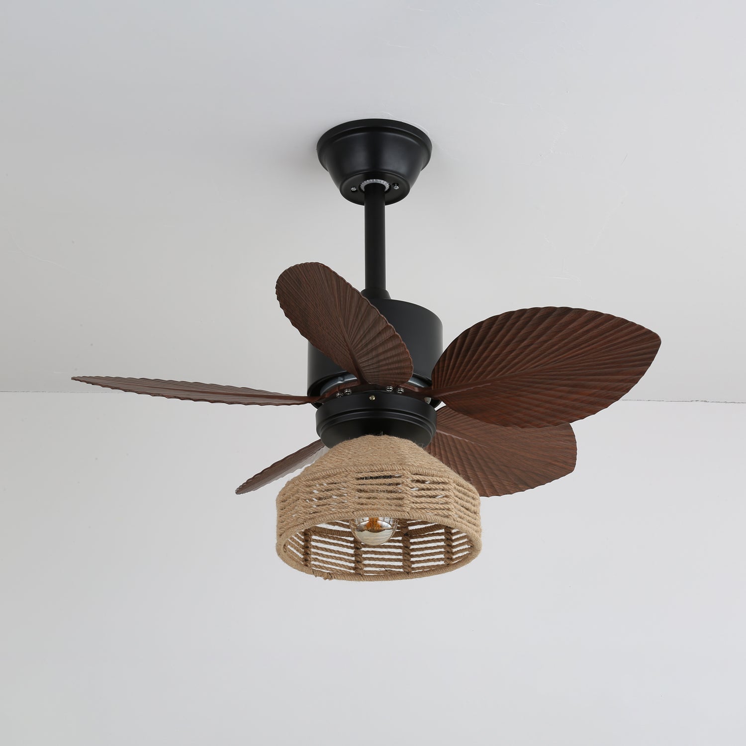 Vue latérale du plafonnier ventilateur Rivora en rotin, mettant en évidence les pales en ABS
