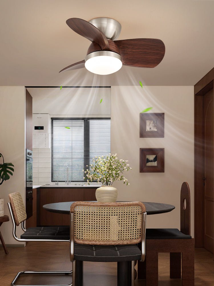 Plafonnier ventilateur Dyms avec pales déployées, montrant la LED intégrée