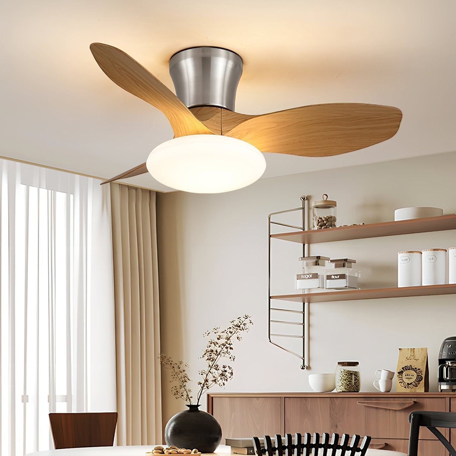 Plafonnier ventilateur Velora moderne en bois, installé dans un intérieur moderne