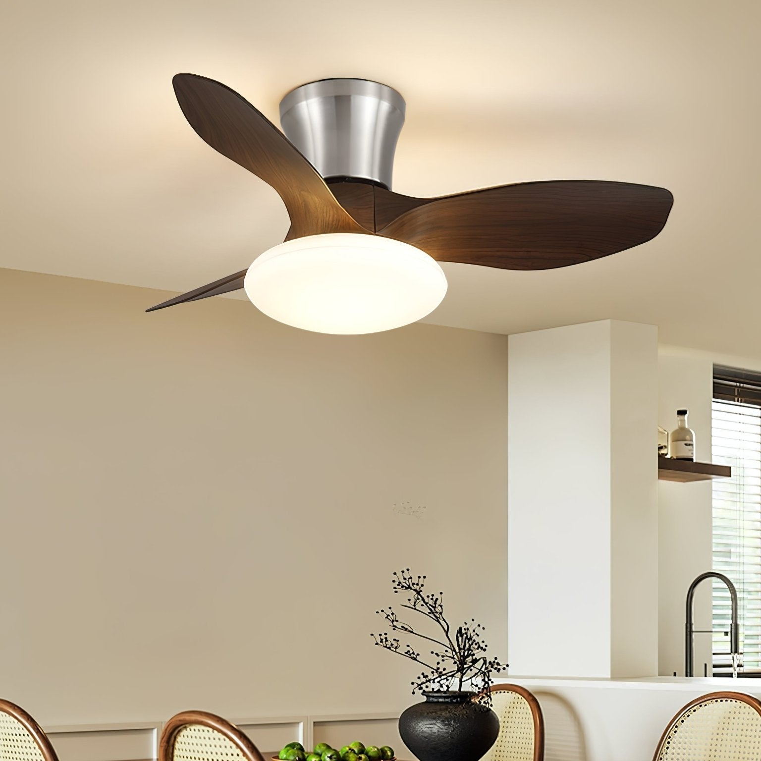 Plafonnier ventilateur Velora moderne en bois, démonstration des vitesses du ventilateur