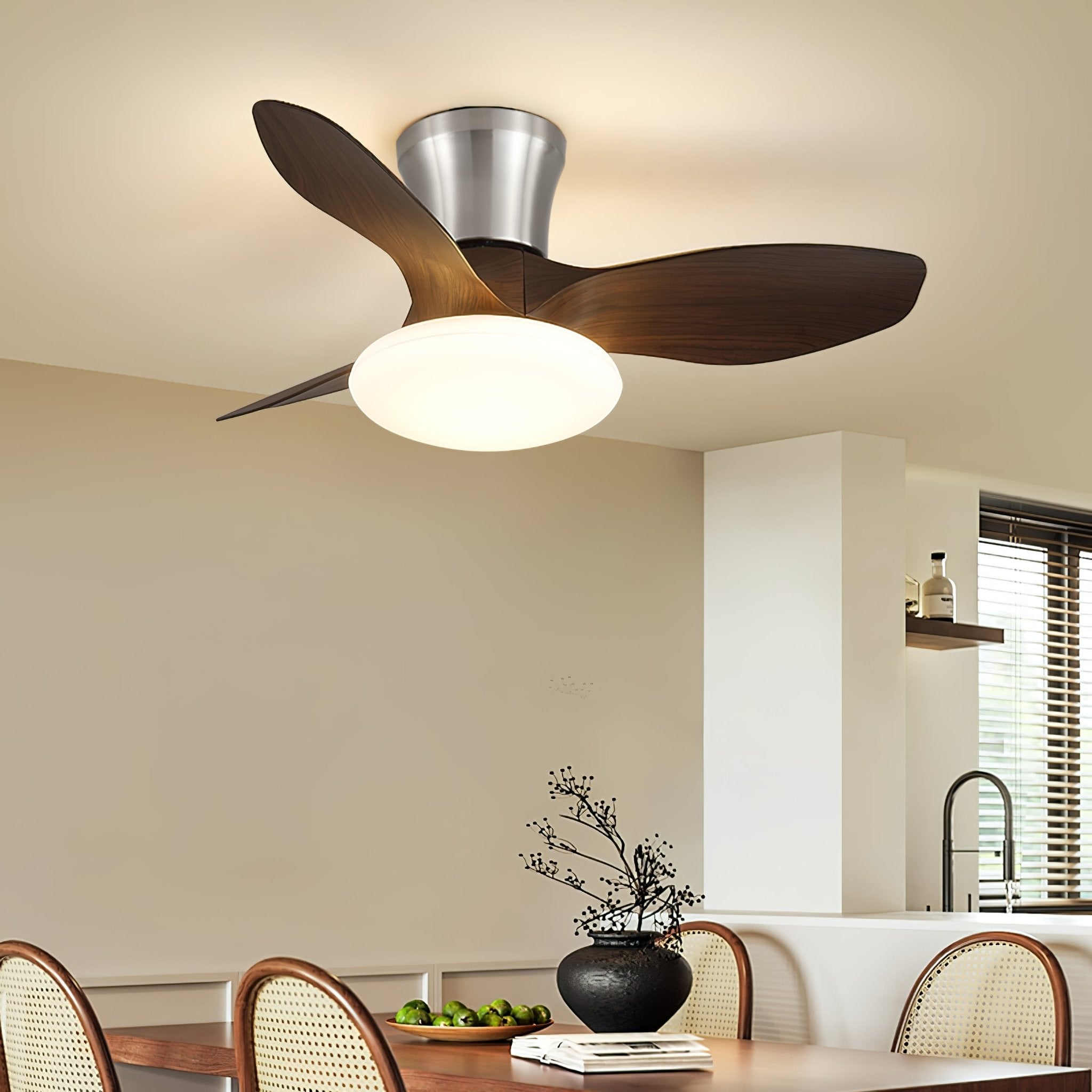Plafonnier ventilateur Velora moderne en bois, gros plan du ventilateur et de la lumière