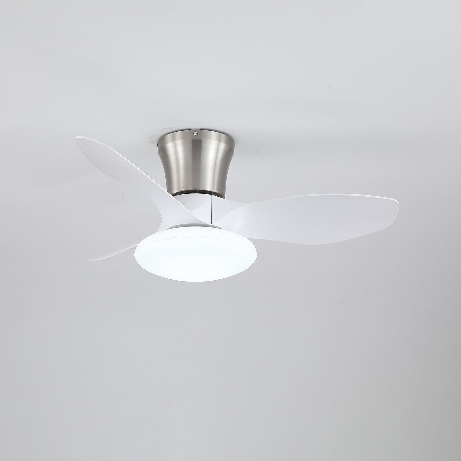 Plafonnier ventilateur Velora moderne en bois, gros plan de l'abat-jour en acrylique