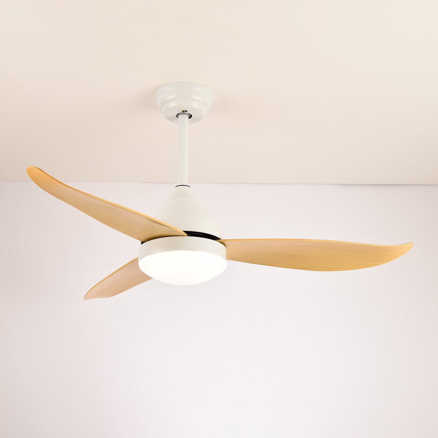 Ventilateur de plafond moderne Fia en bois avec lumière, détail des pales