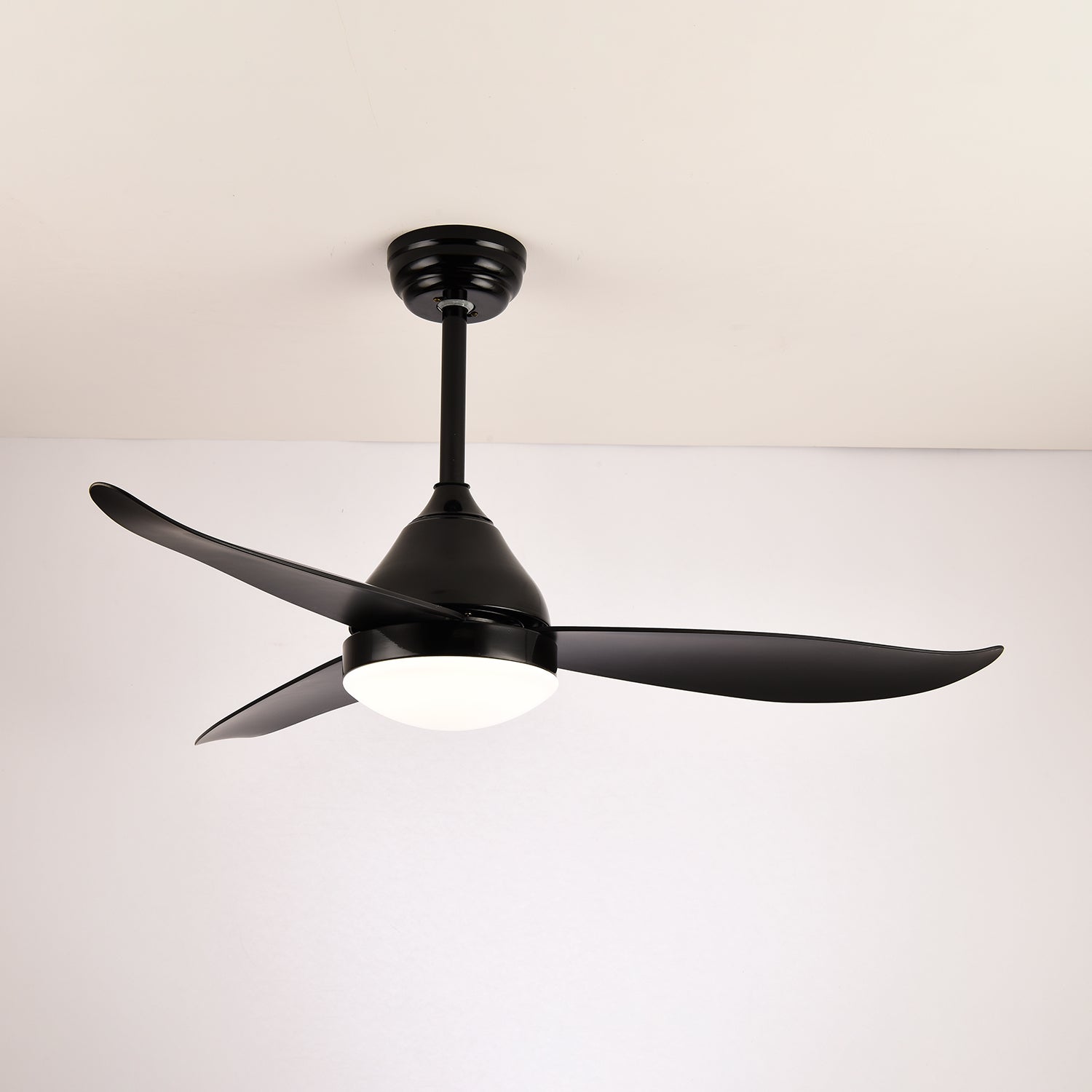 Ventilateur de plafond moderne Fia en bois avec lumière, vue latérale
