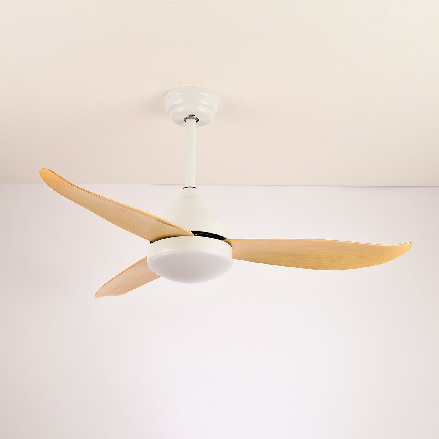 Ventilateur de plafond moderne Fia en bois avec lumière, gros plan du moteur
