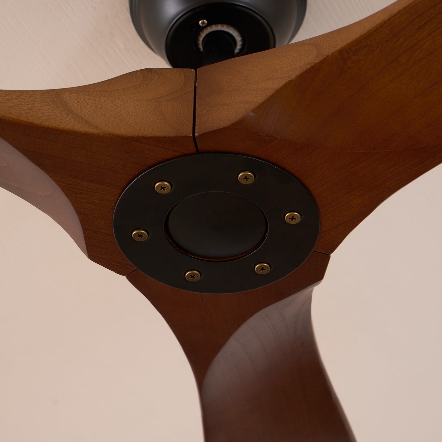 Ventilateur de plafond en bois Aviona avec résistance à l'humidité IP 20 (résistant à l'humidité)