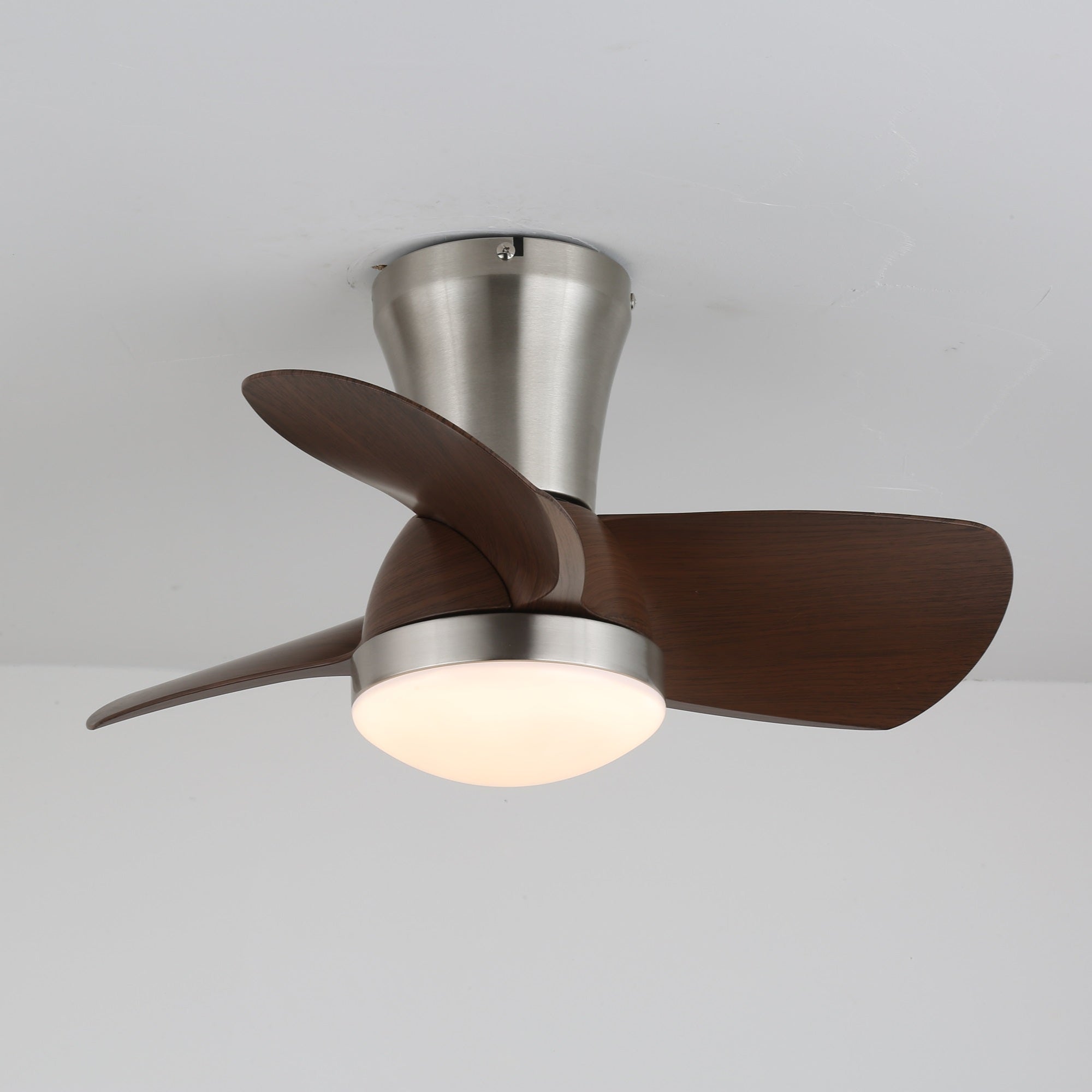 Plafonnier ventilateur moderne en bois Deynor, montrant la LED intégrée