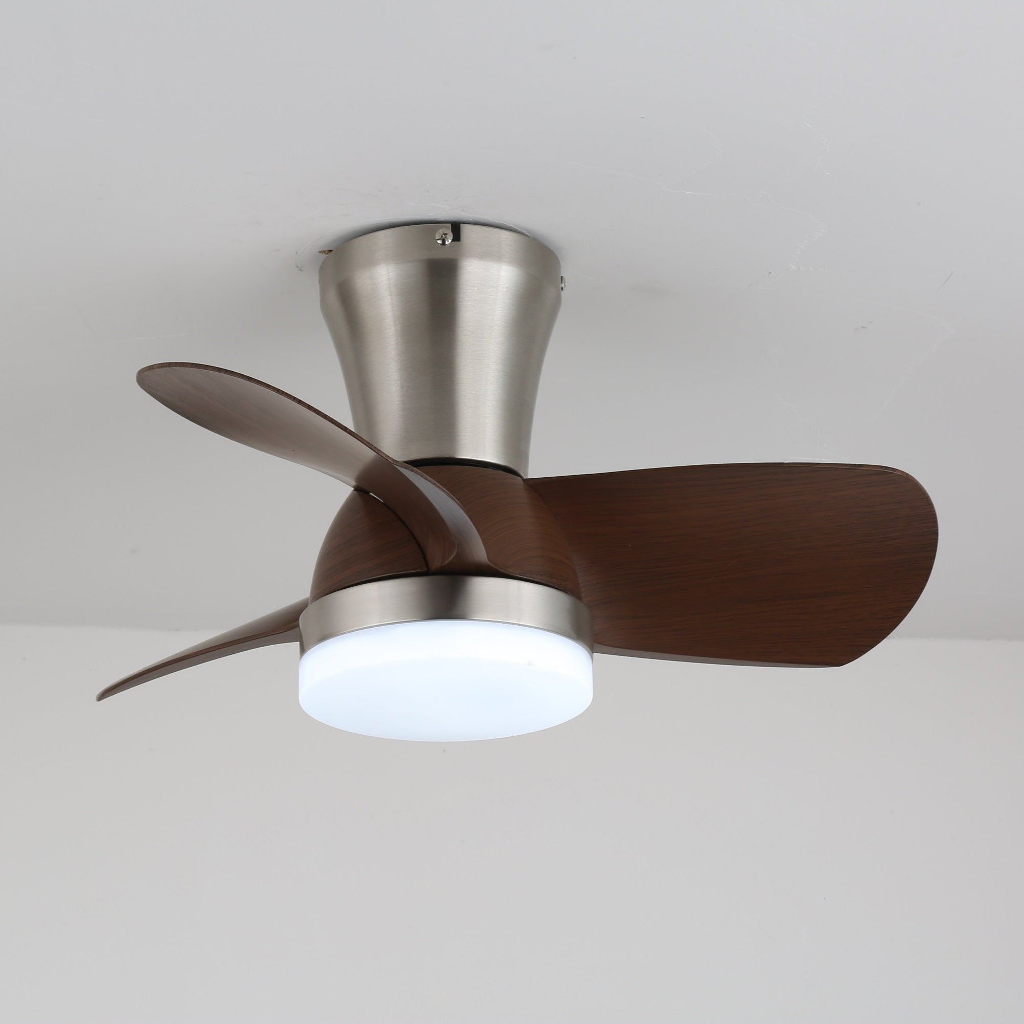 Plafonnier ventilateur moderne en bois Deynor, gros plan sur les pales en bois