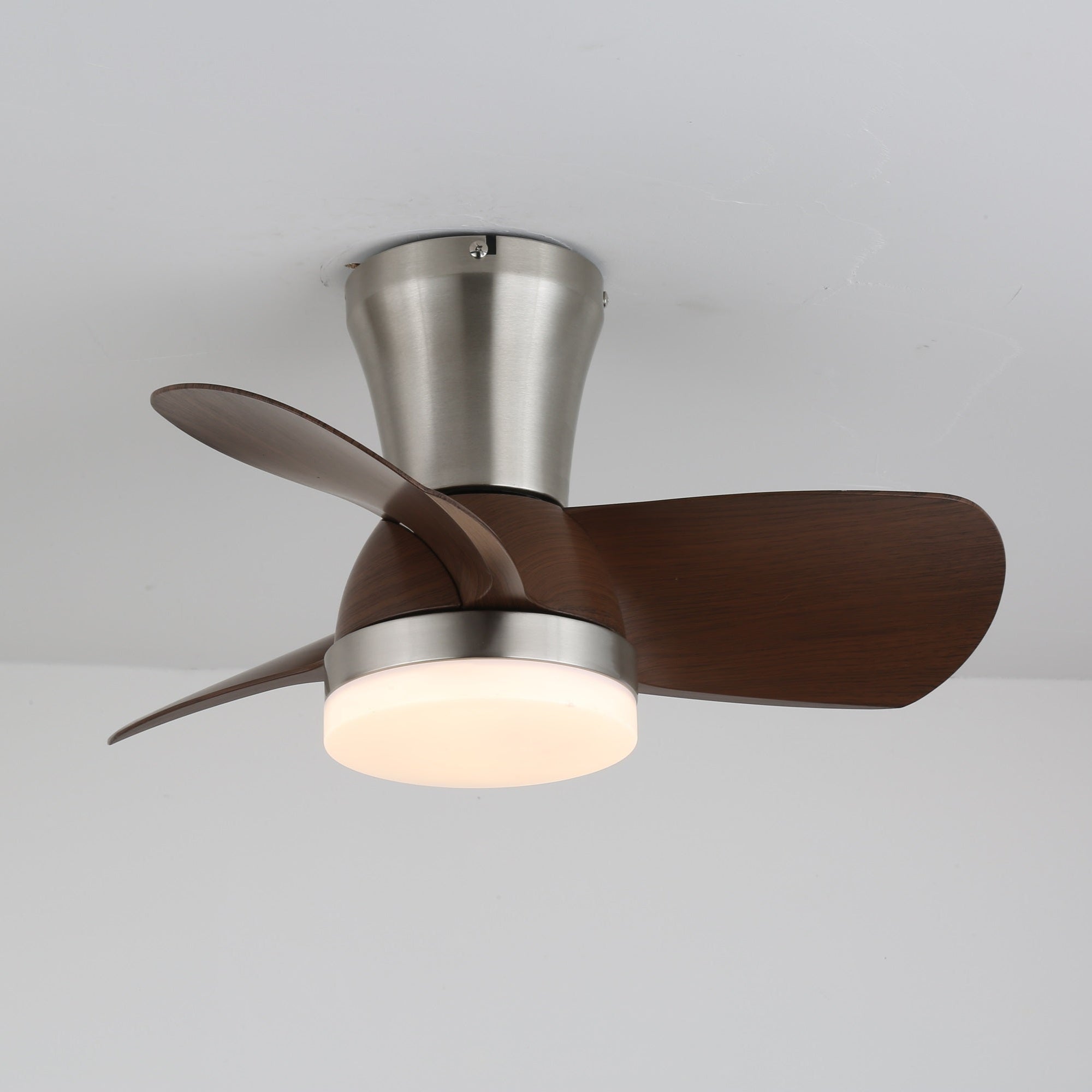 Plafonnier ventilateur moderne en bois Deynor, allumé