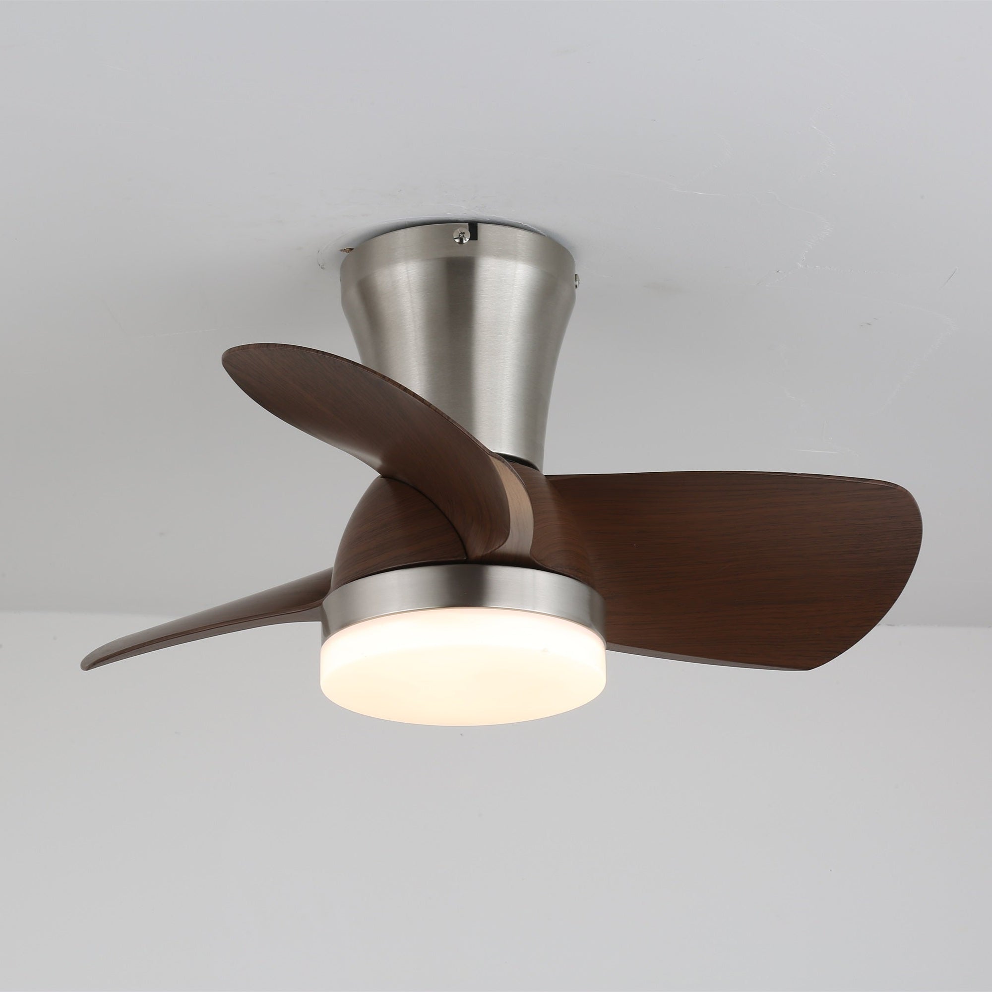 Plafonnier ventilateur moderne en bois Deynor, dans un salon moderne