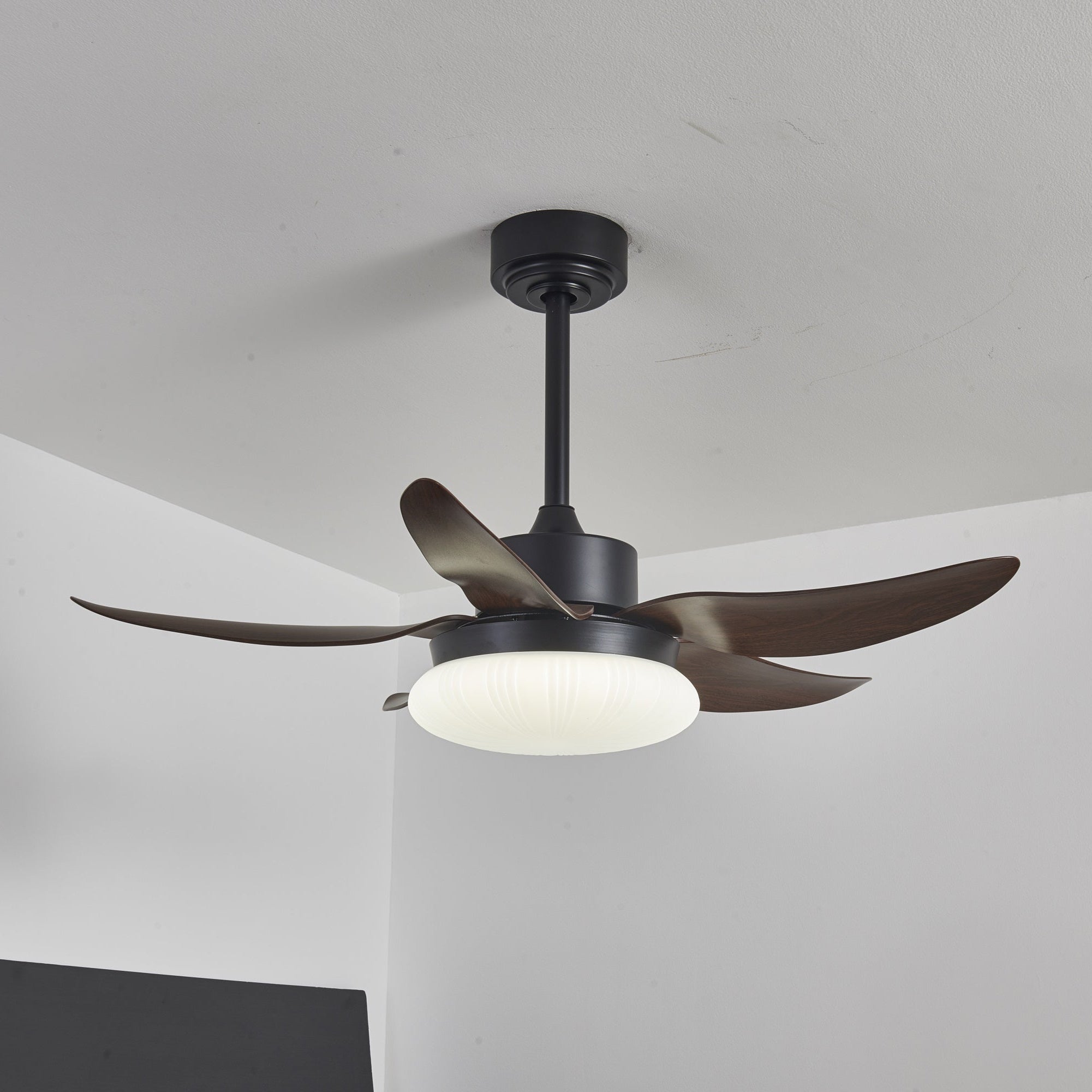 Ventilateur de plafond moderne avec lumière, montrant la LED intégrée.