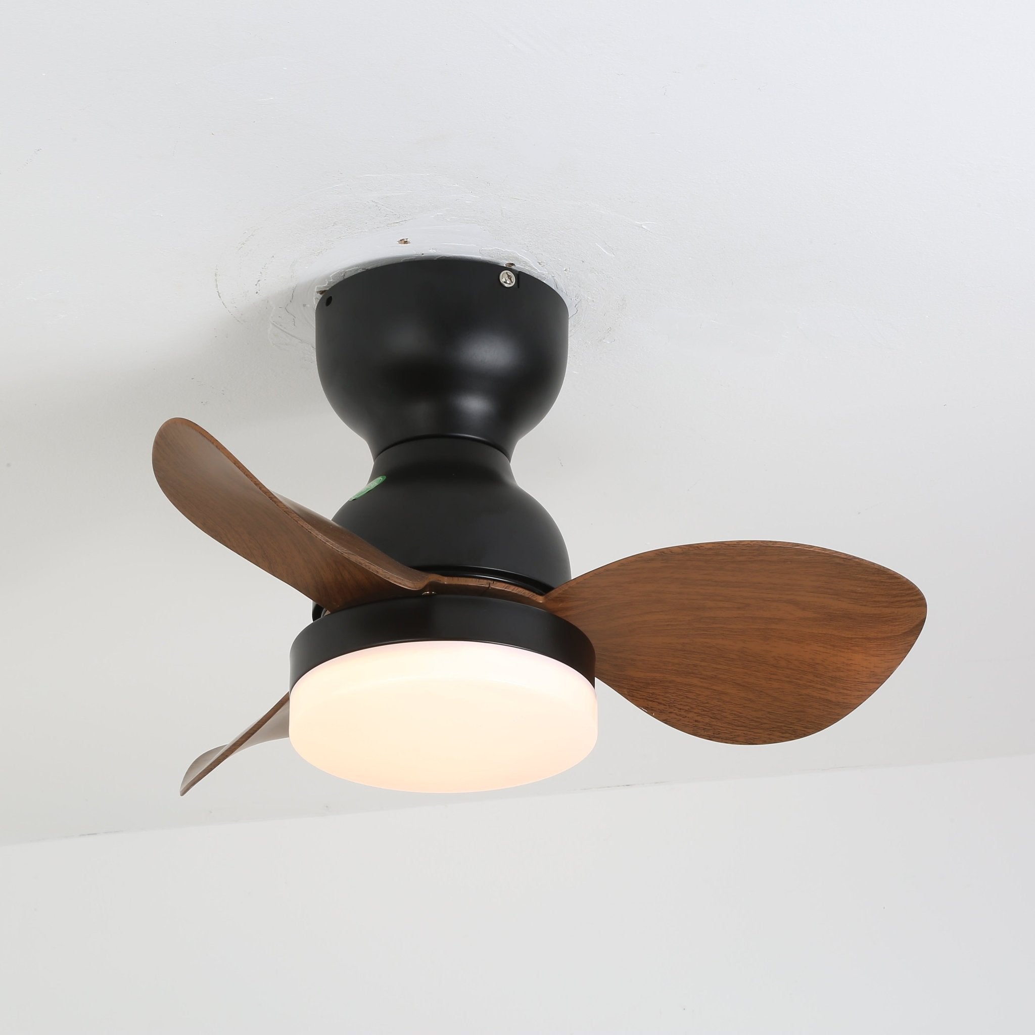 Plafonnier ventilateur Silas, gros plan sur les pales en ABS