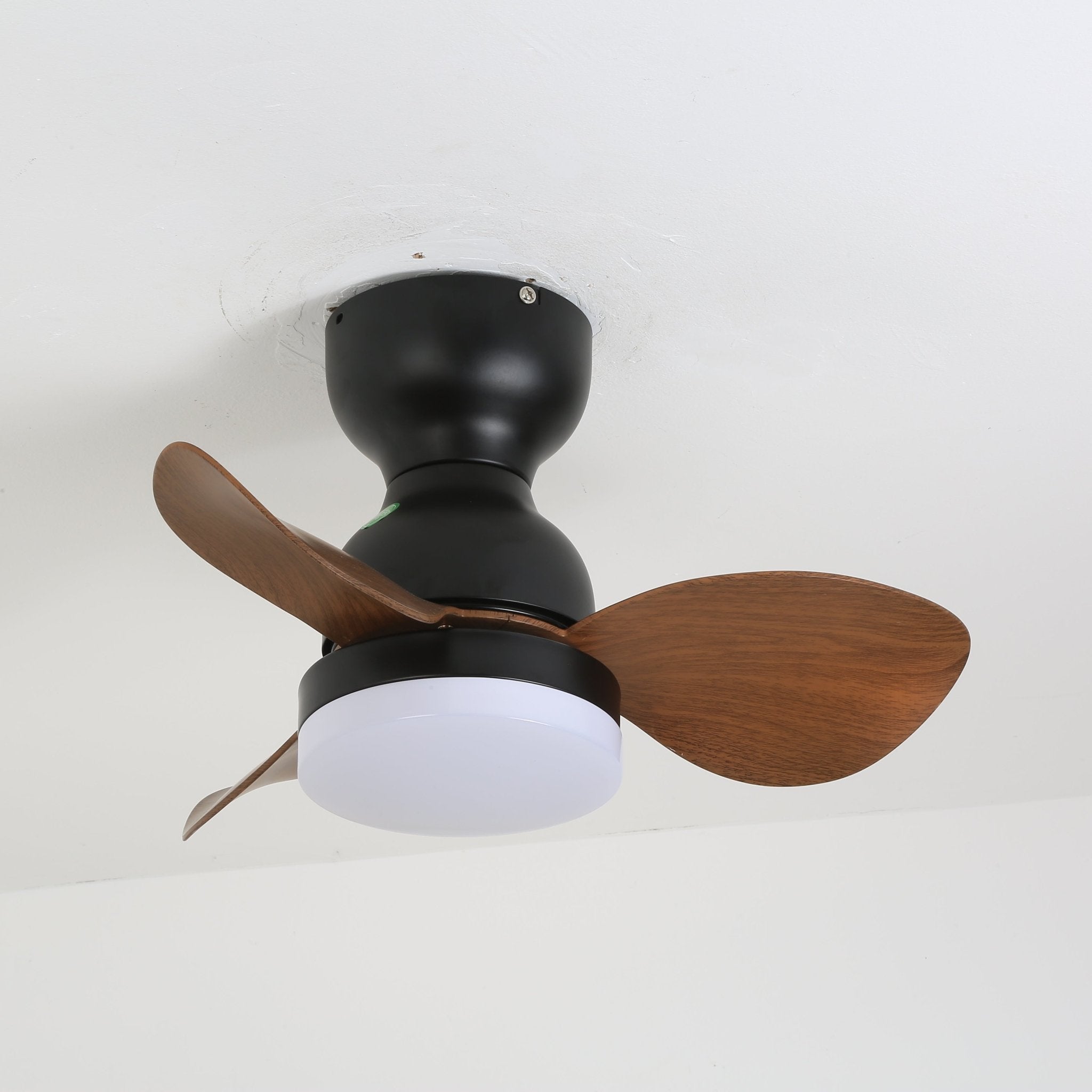 Plafonnier ventilateur Silas, gros plan sur l'abat-jour en acrylique