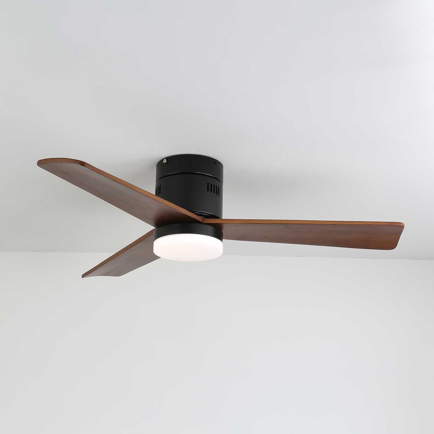 Ventilateur de plafond lumineux Eris minimaliste en bois dans un environnement intérieur