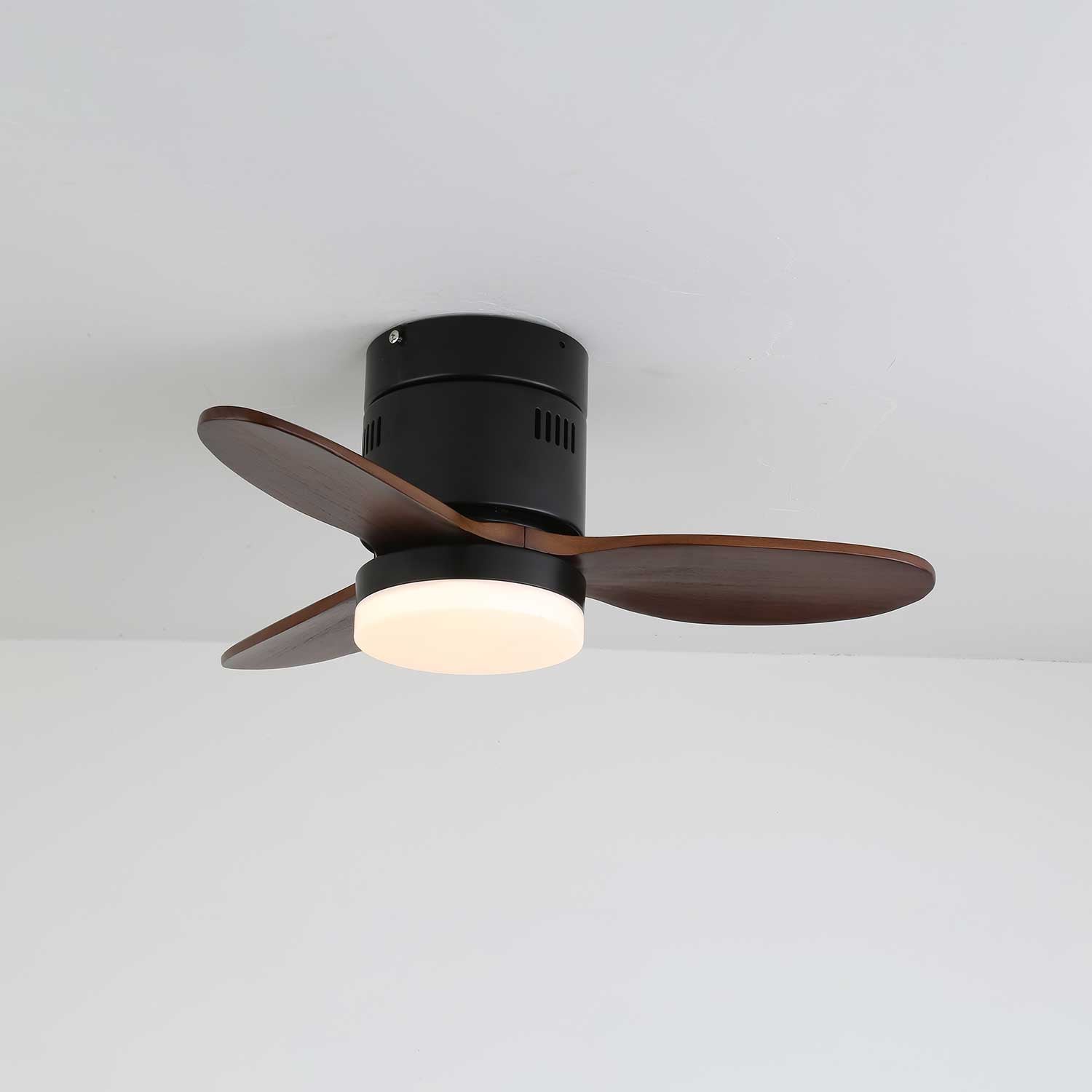 Ventilateur de plafond lumineux Eris minimaliste en bois, mettant en valeur l'esthétique minimaliste