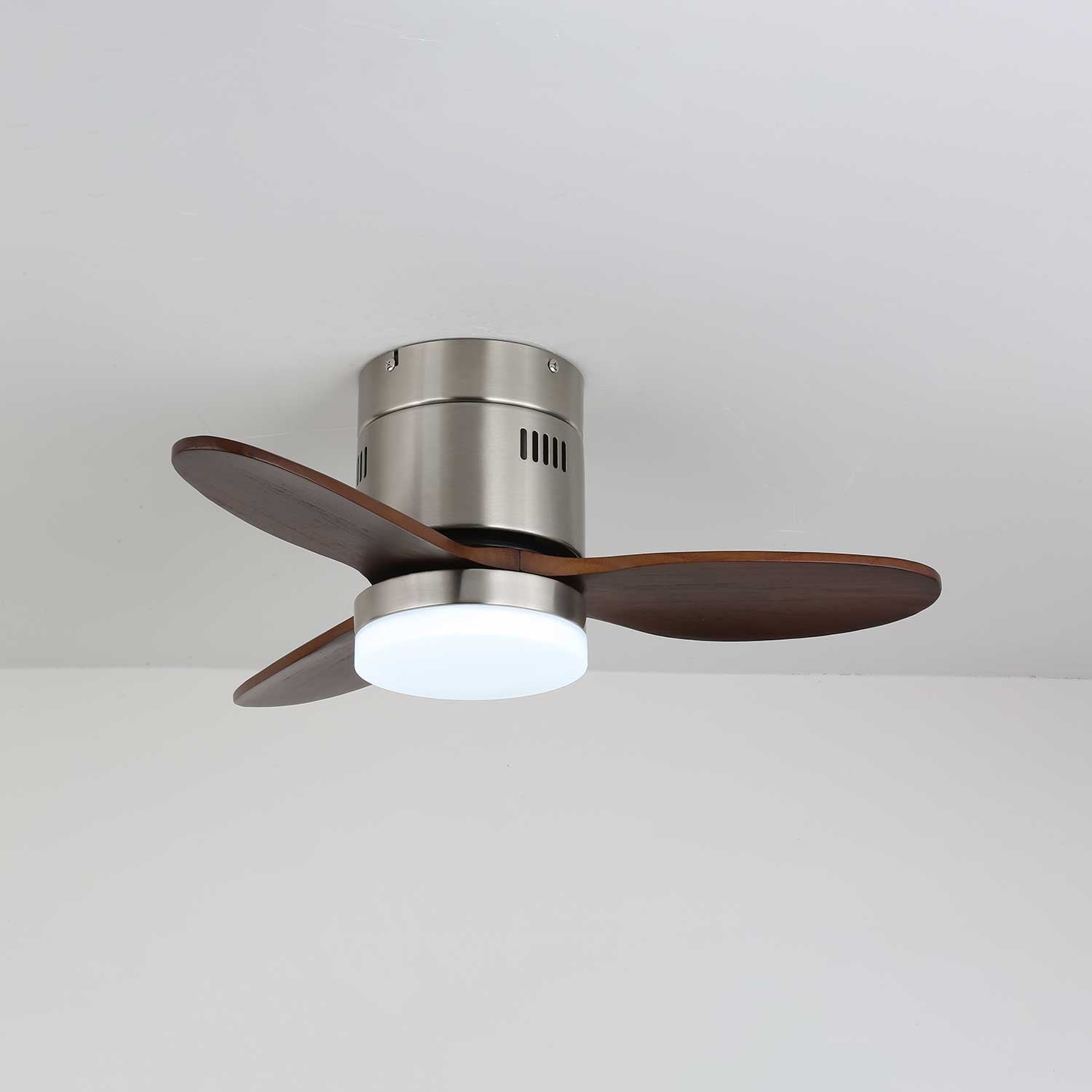 Ventilateur de plafond lumineux Eris minimaliste en bois vu d'en bas