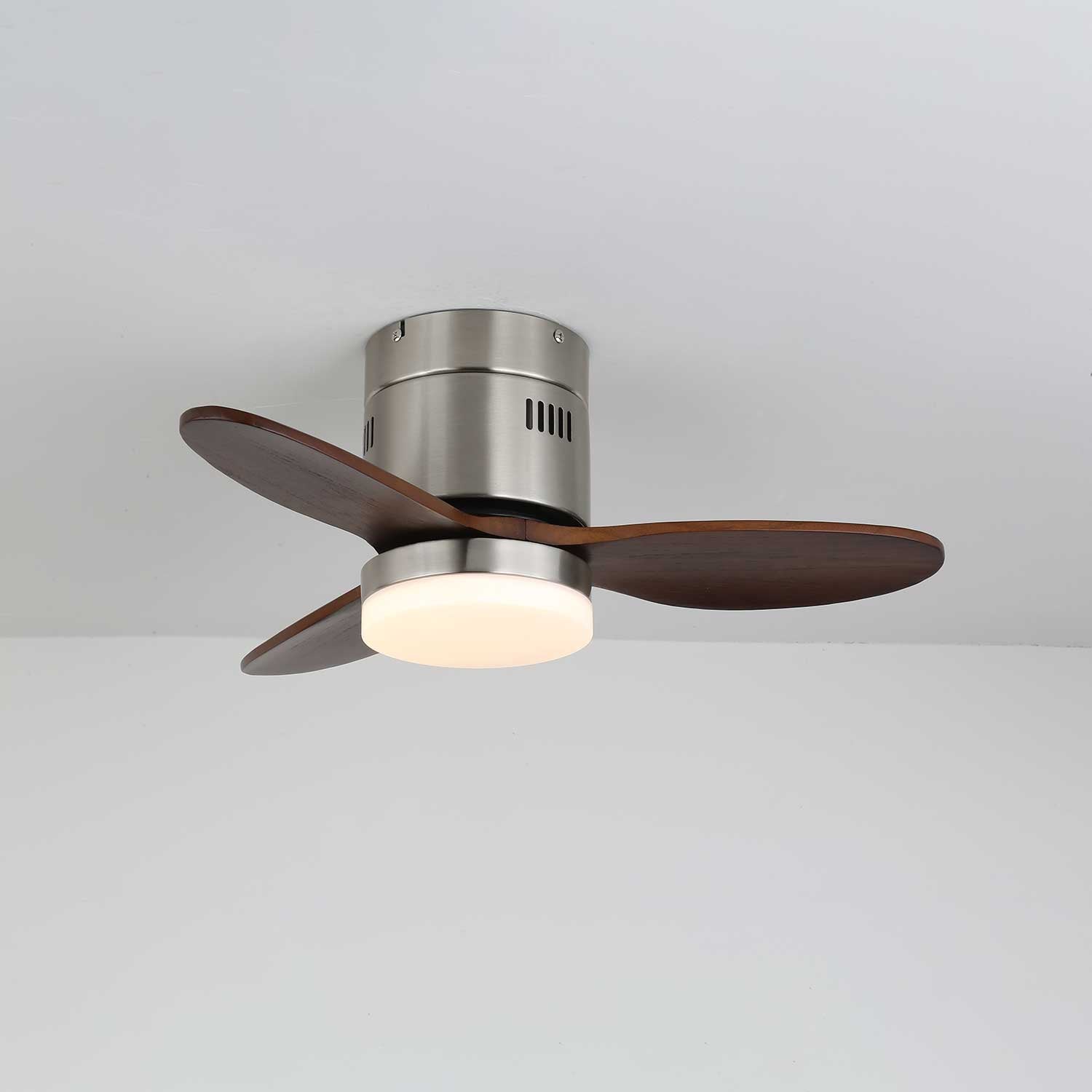 Ventilateur de plafond lumineux Eris minimaliste en bois, vue latérale