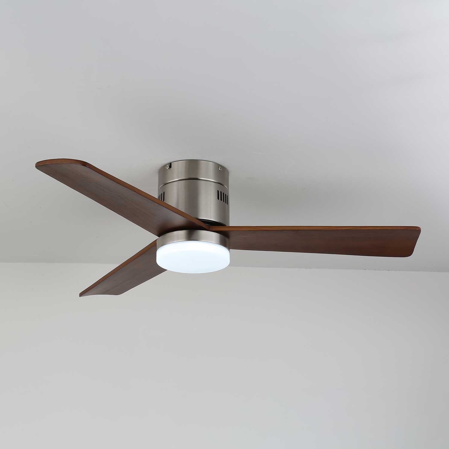Ventilateur de plafond lumineux Eris minimaliste en bois avec détail du moteur en cuivre pur