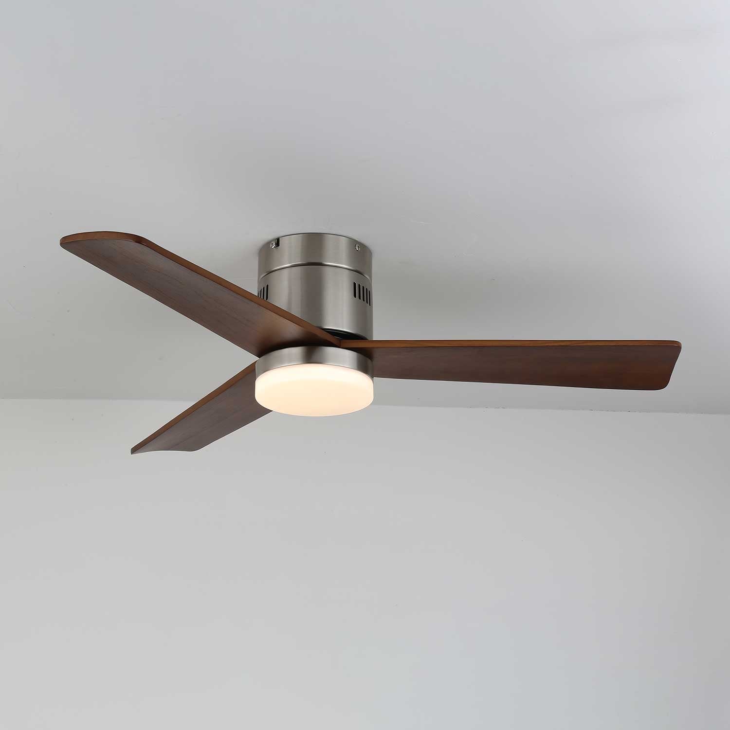 Ventilateur de plafond lumineux Eris minimaliste en bois, montrant le contrôle à 6 vitesses