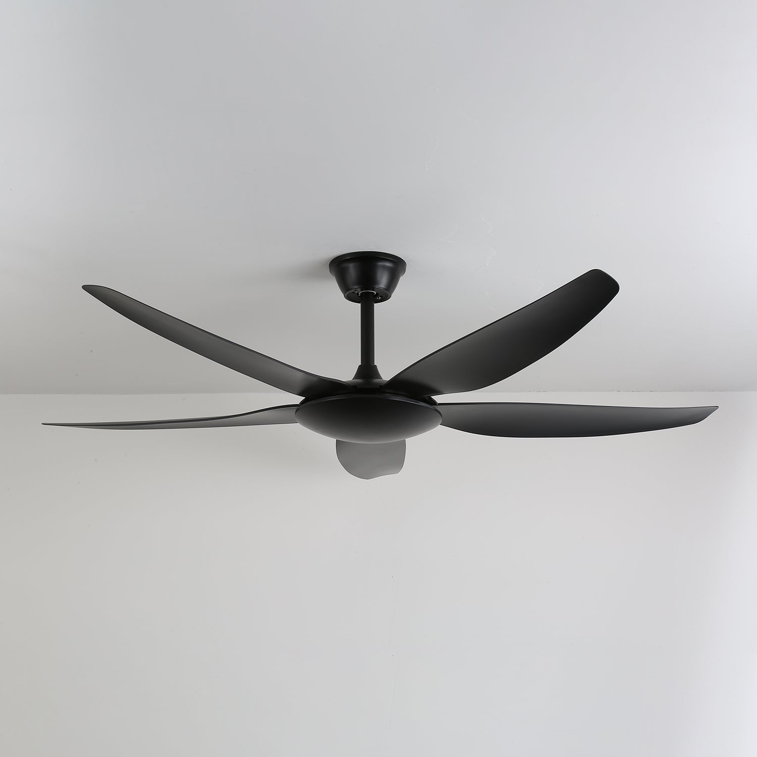 Ventilateur de plafond Onyxa installé dans un intérieur