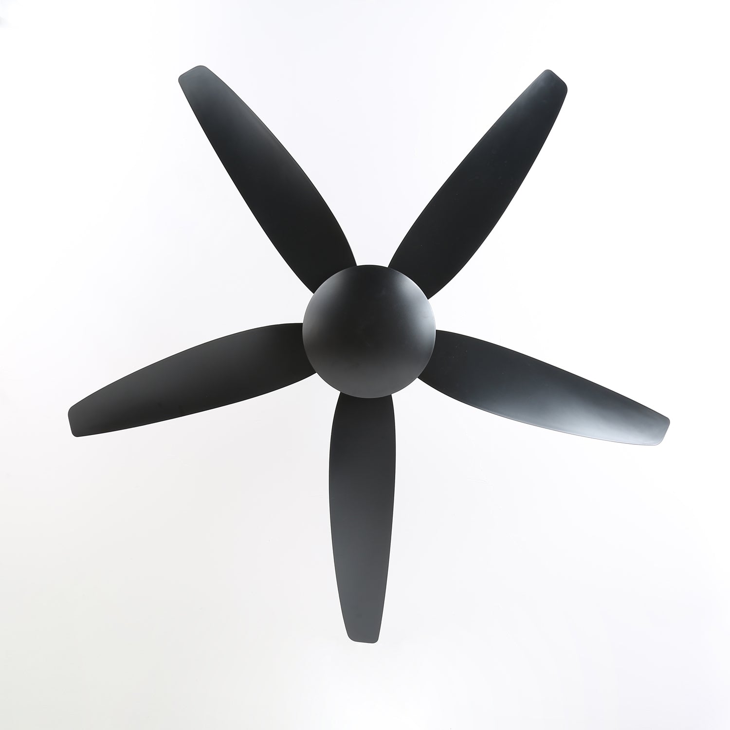 Vue de dessus du ventilateur de plafond Onyxa minimaliste