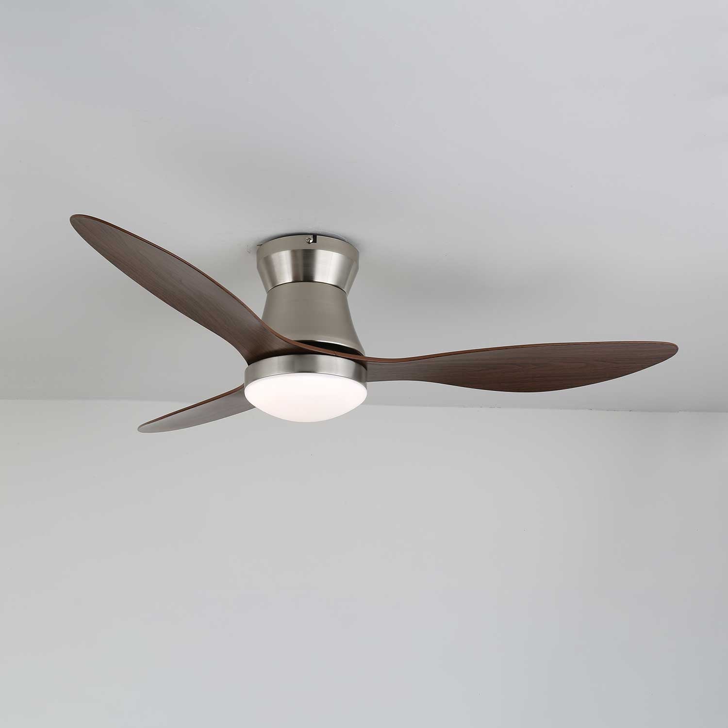 Gros plan sur le cadre métallique et les pales en bois du Plafonnier Ventilateur Zerath en Bois Moderne