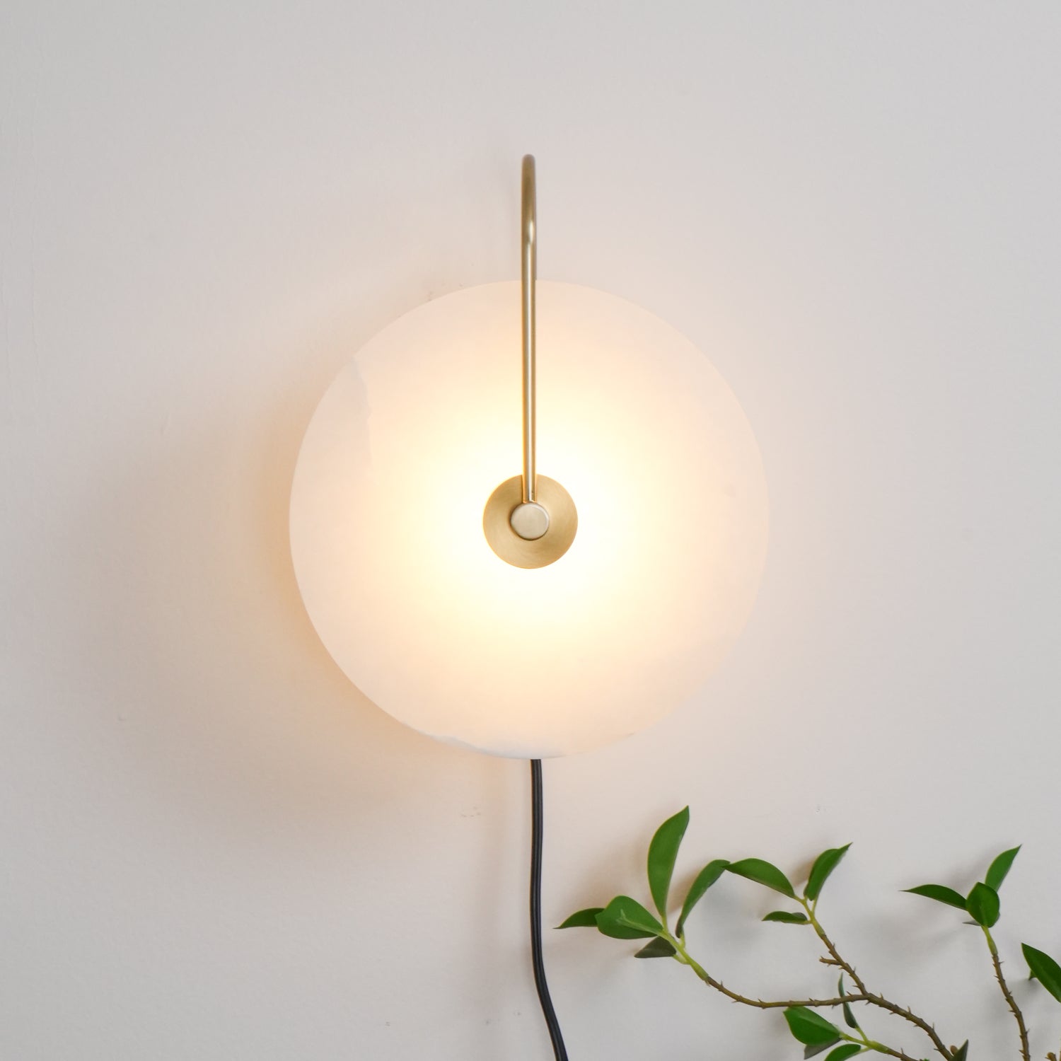 Ceraeyra Alabaster Globe Wall Light - Neutralighting