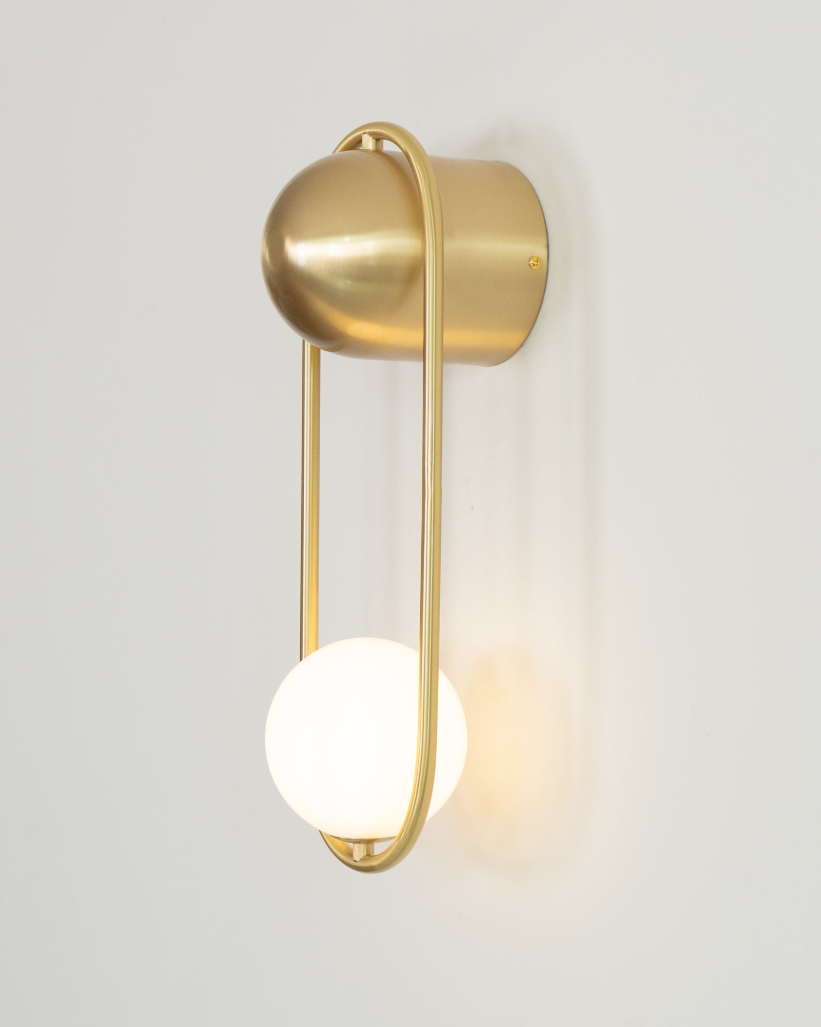 Virelli Applique Murale Cadre en Laiton en Forme de Boucle et Globe en Verre pour Art - Neutralighting